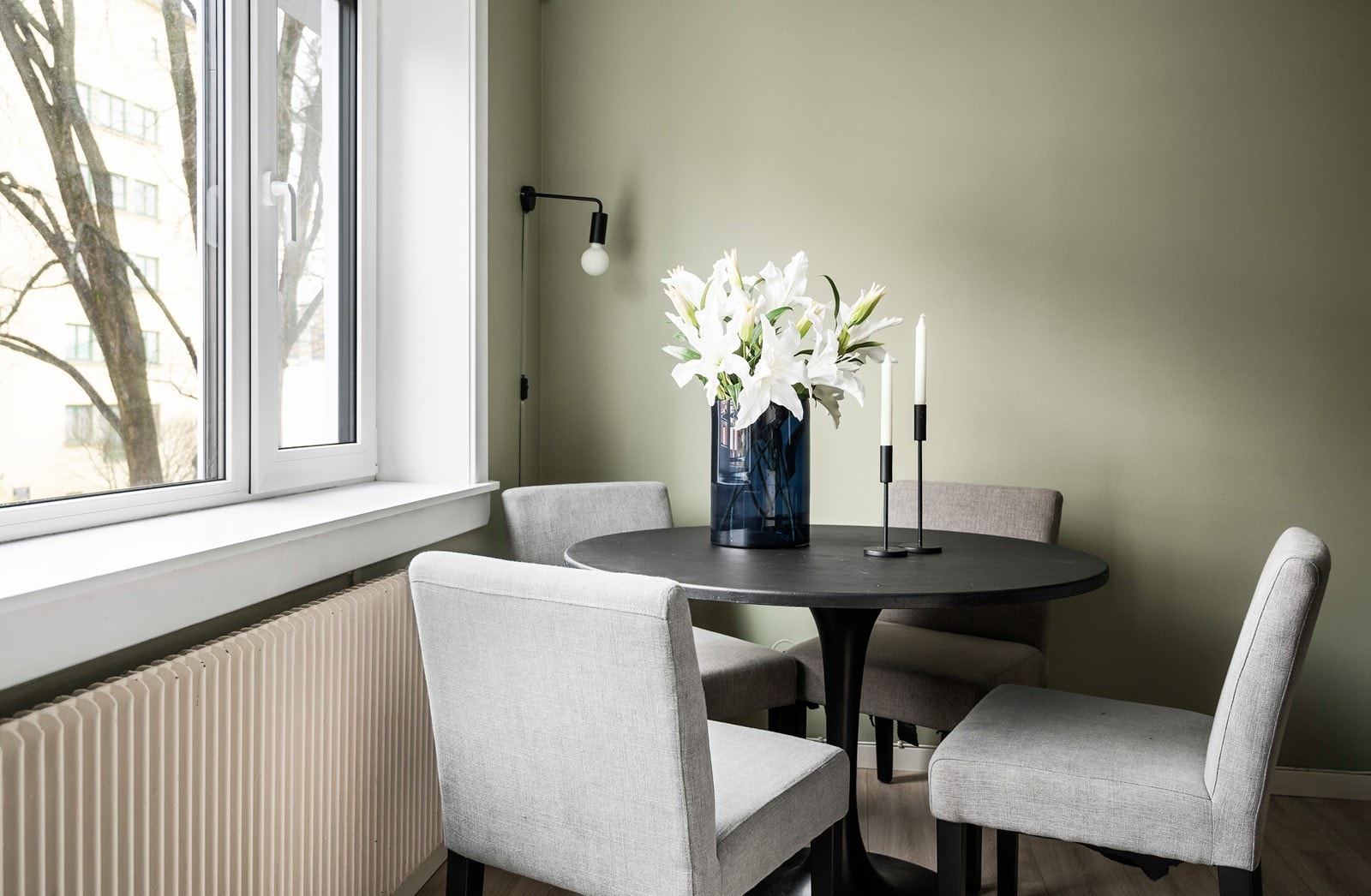 Plass til både spisebord og sofagruppe i stue/kjøkken Galleribilde