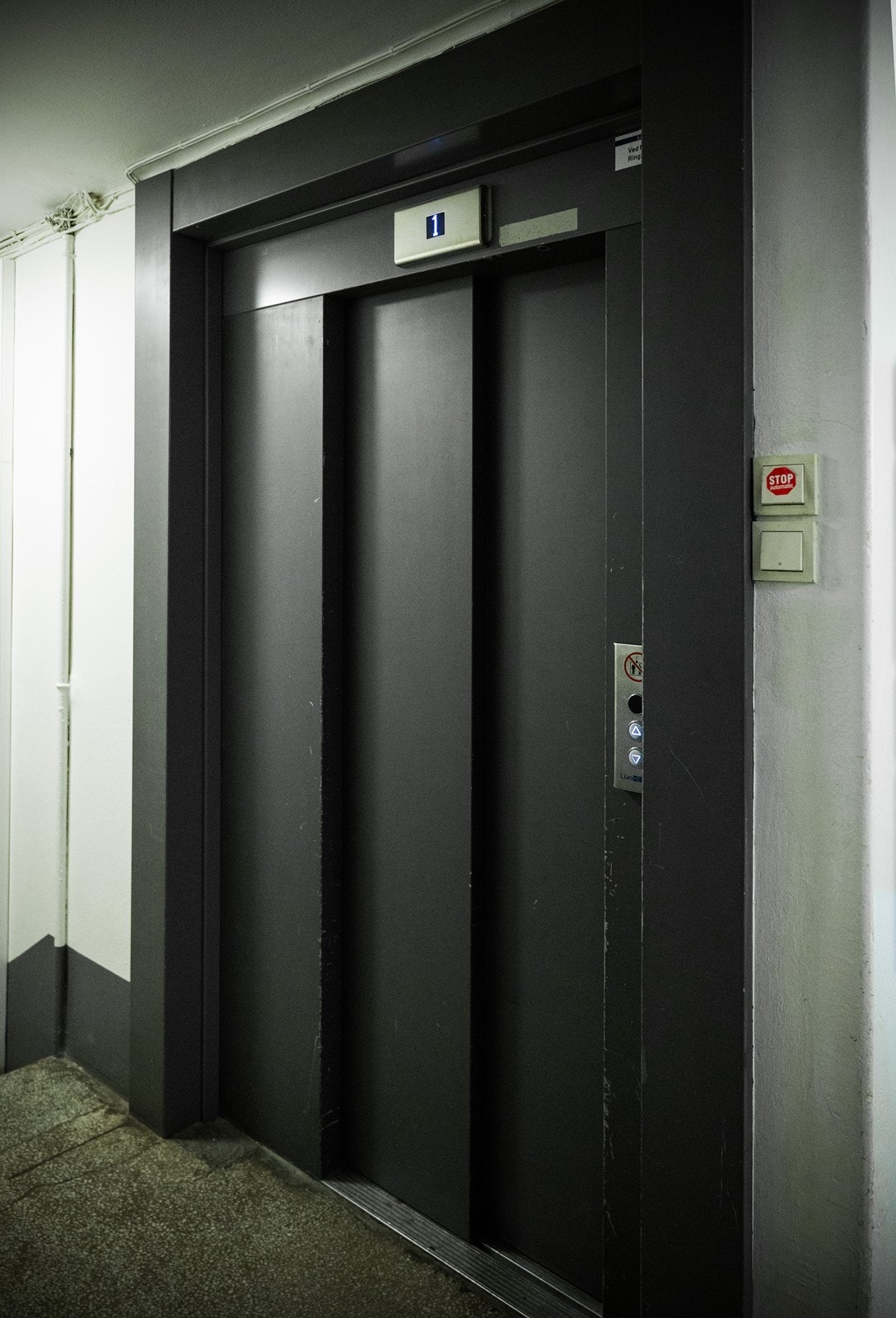 Heis i gården Galleribilde