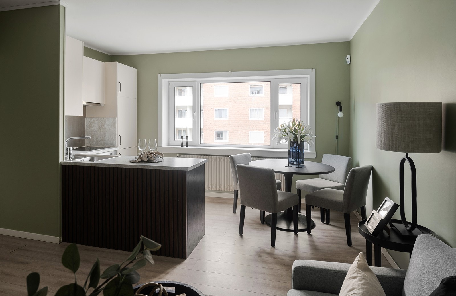 Nyere kjøkken med spiseplass. Moderne vinduer. Galleribilde