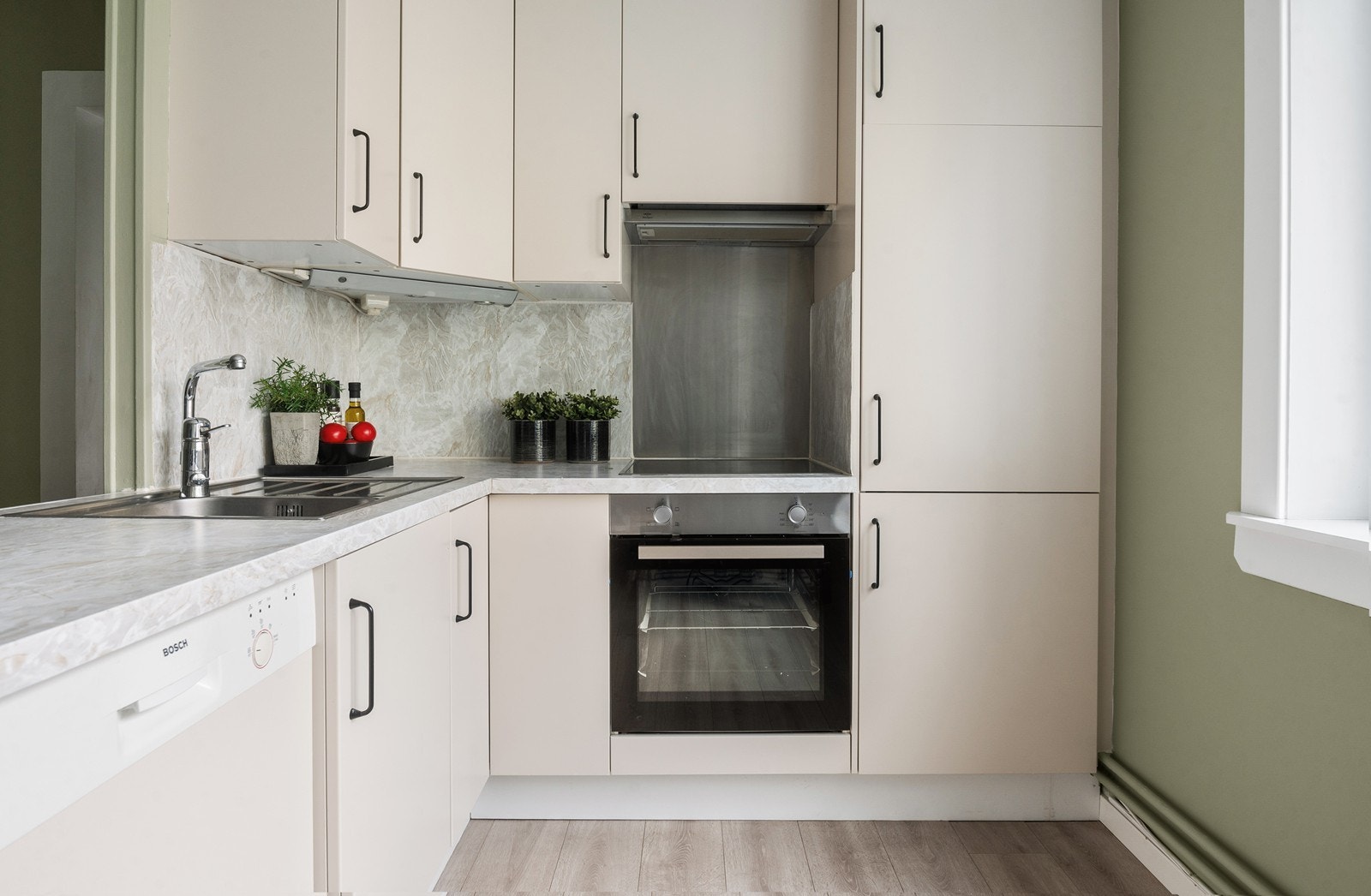 Integrert/medfølgende oppvaskmaskin, stekeovn, koketopp og kjøl/frys Galleribilde