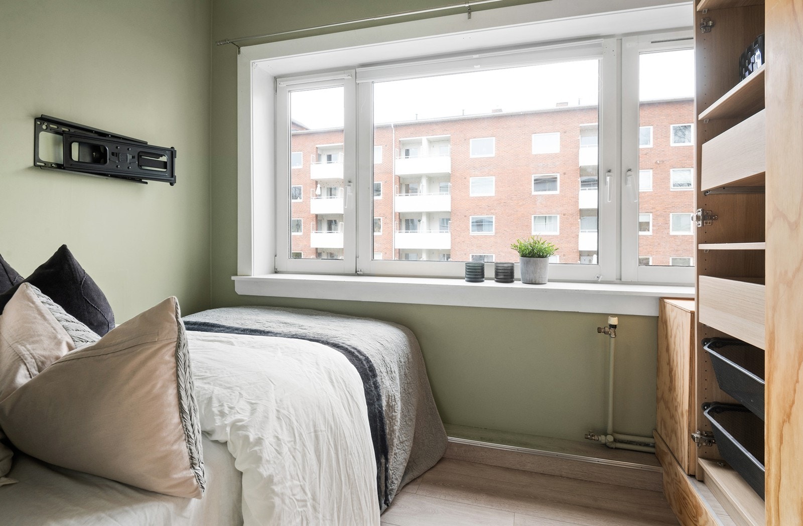 Rolig beliggende soverom med plass til skap/garderobe Galleribilde