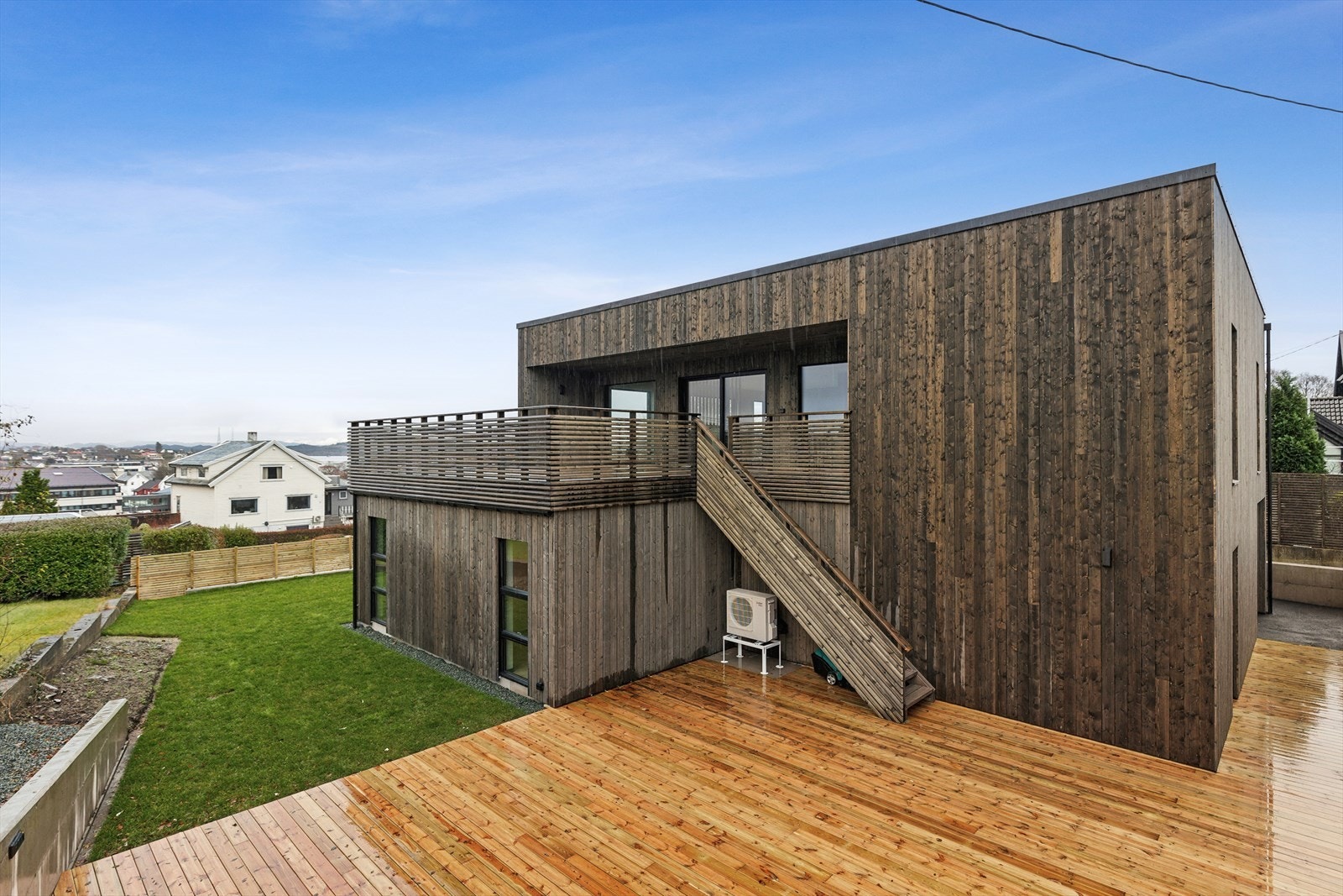 Alle innervegger er isolert og hele bjelkelaget er isolert. Dette gjør at boligen har en veldig bra lydisolering mellom etasjene og en jevn og fin varme i hele gulvet. Galleribilde