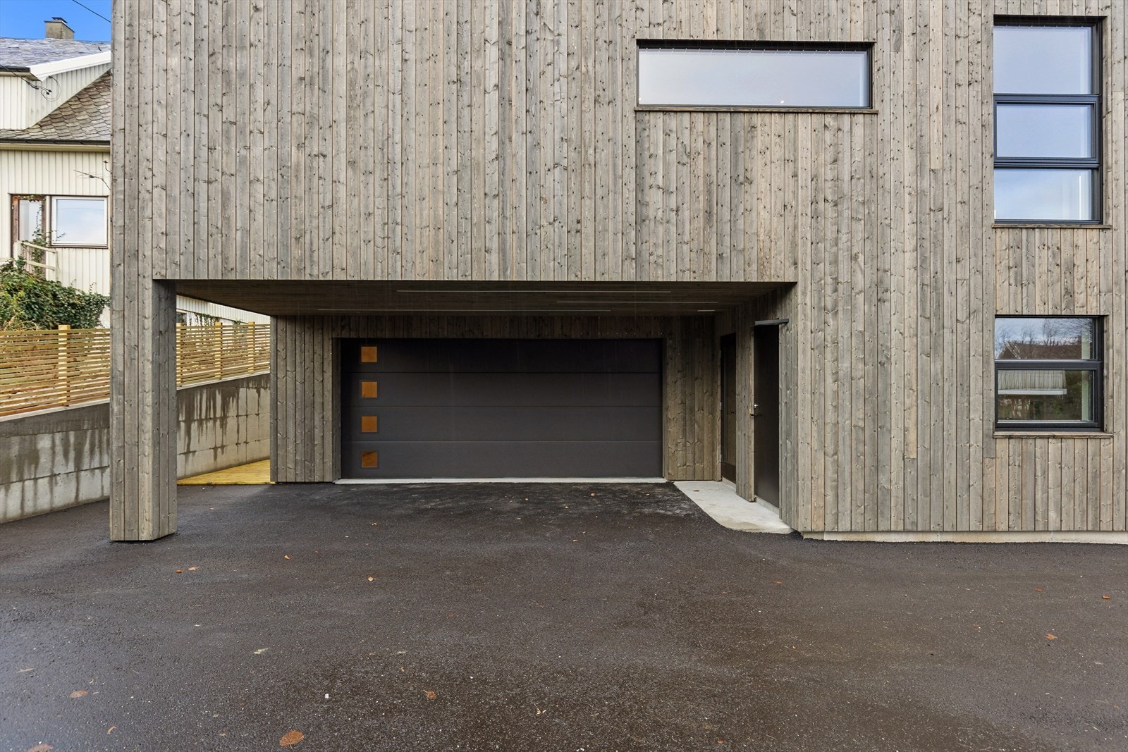 Flott overbygget inngangsparti med innfelt belysning i himling. Galleribilde