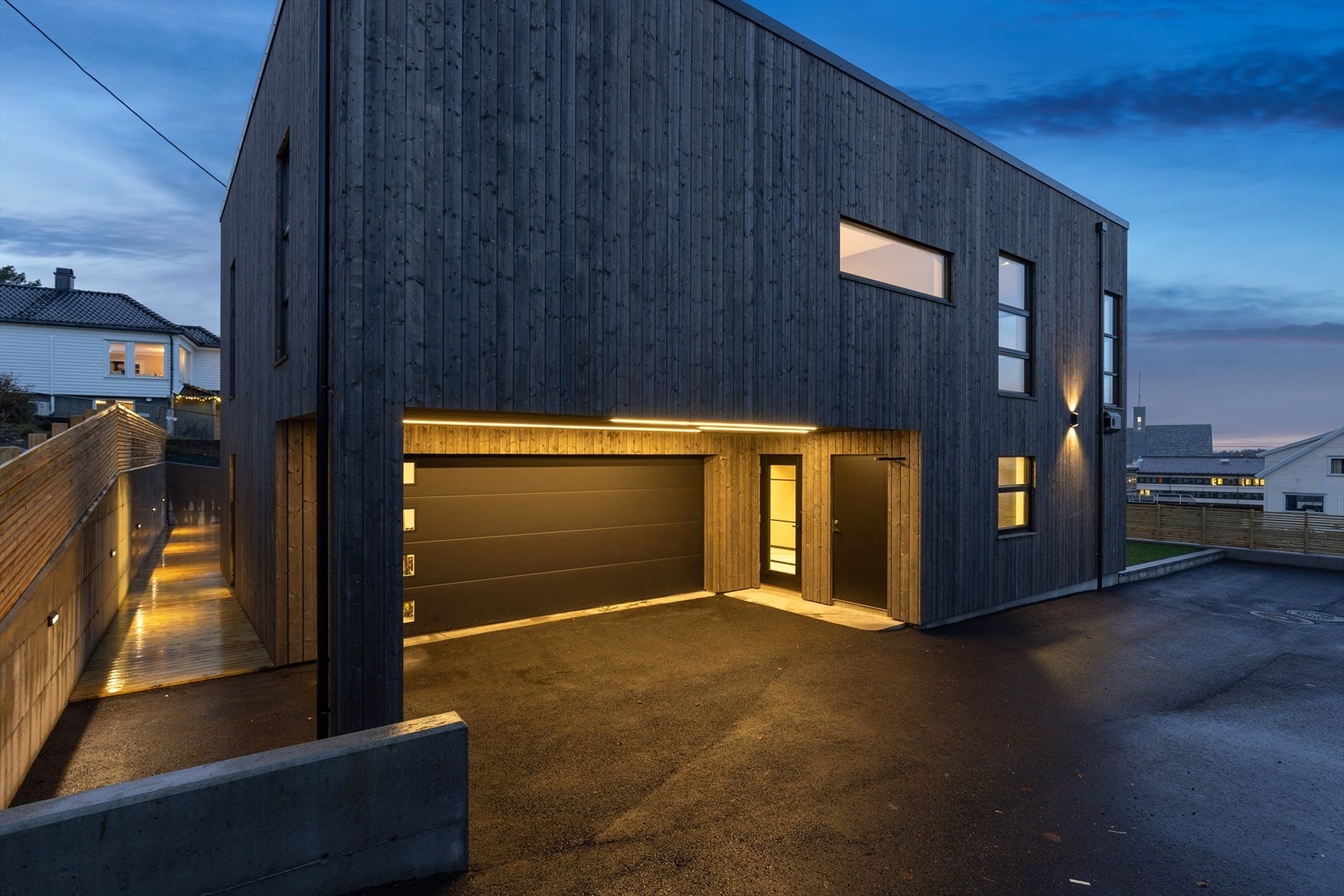 Parkering i dobbel garasje og ellers biloppstillingsplasser på egen tomt. Galleribilde