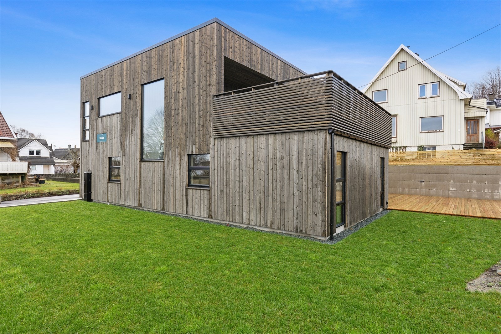 Utvendig er det valgt norskprodusert, miøjøvennlig og koberfri Nordkledning fra Bergene Holm. Kledningen skal kreve minimalt med vedlikehold og har et vakkert og rustikt uttrykk. Galleribilde