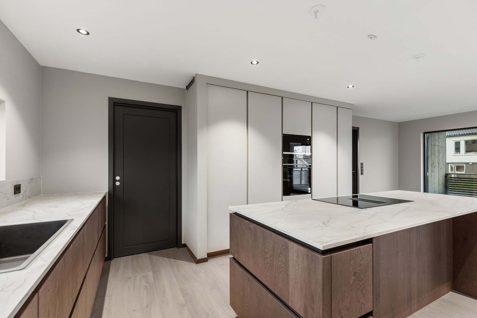 Fra kjøkkenet er det tilkomst til innvendig bod som kan brukes som matbod eller til andre nødvendigheter man ønsker å sette ut av syne. Galleribilde