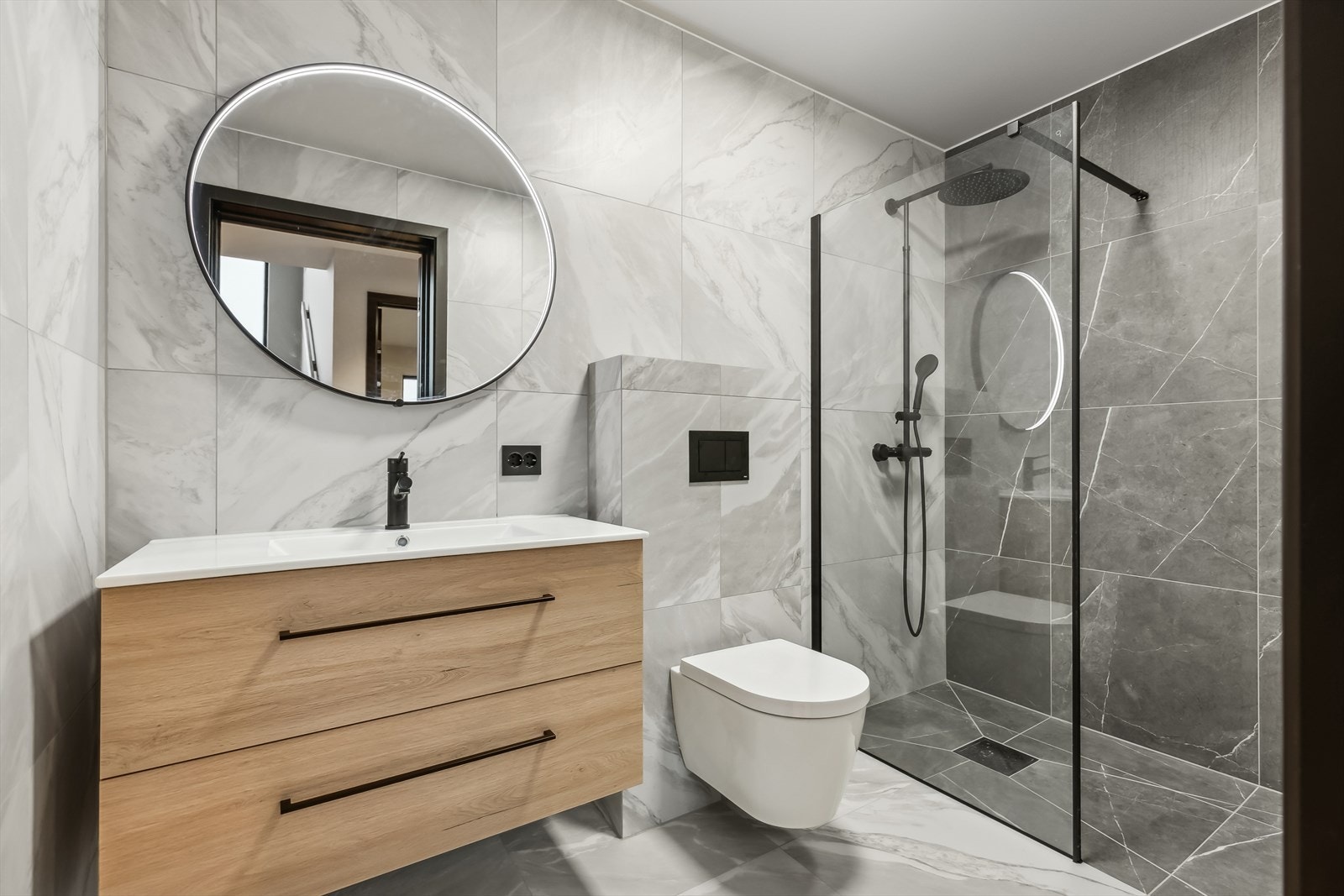 Badet i første etasje er helfliset med tidsriktige fliser på gulv og vegger. Det er enkel tilkomst fra alle tre soverommene og entreen. Galleribilde