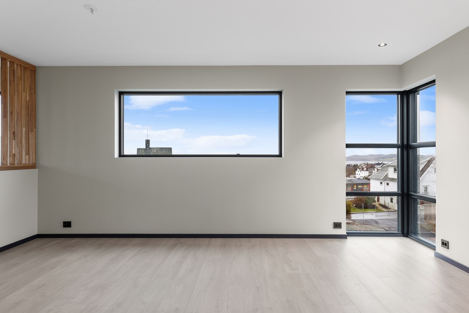 Det er gjennomgående gulv i hele huset ed vannbåren gulvvarme. Galleribilde