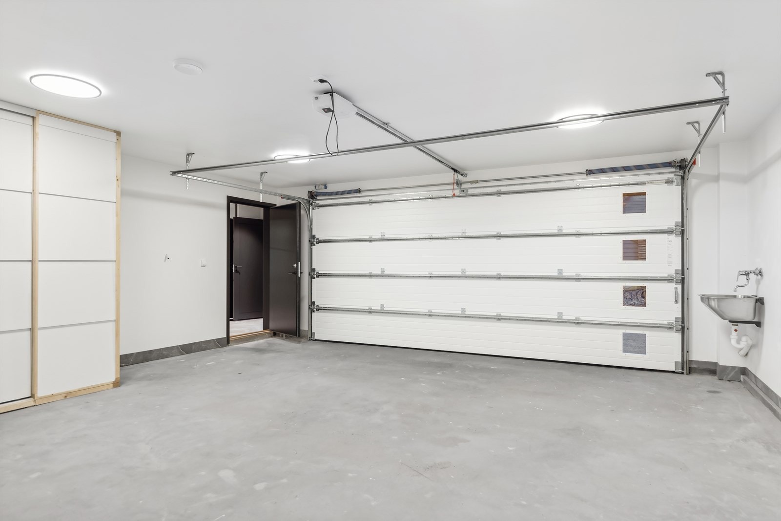 Fra den doble garasjen går du rett inn i huset. Også her er det balansert ventilasjon. Galleribilde