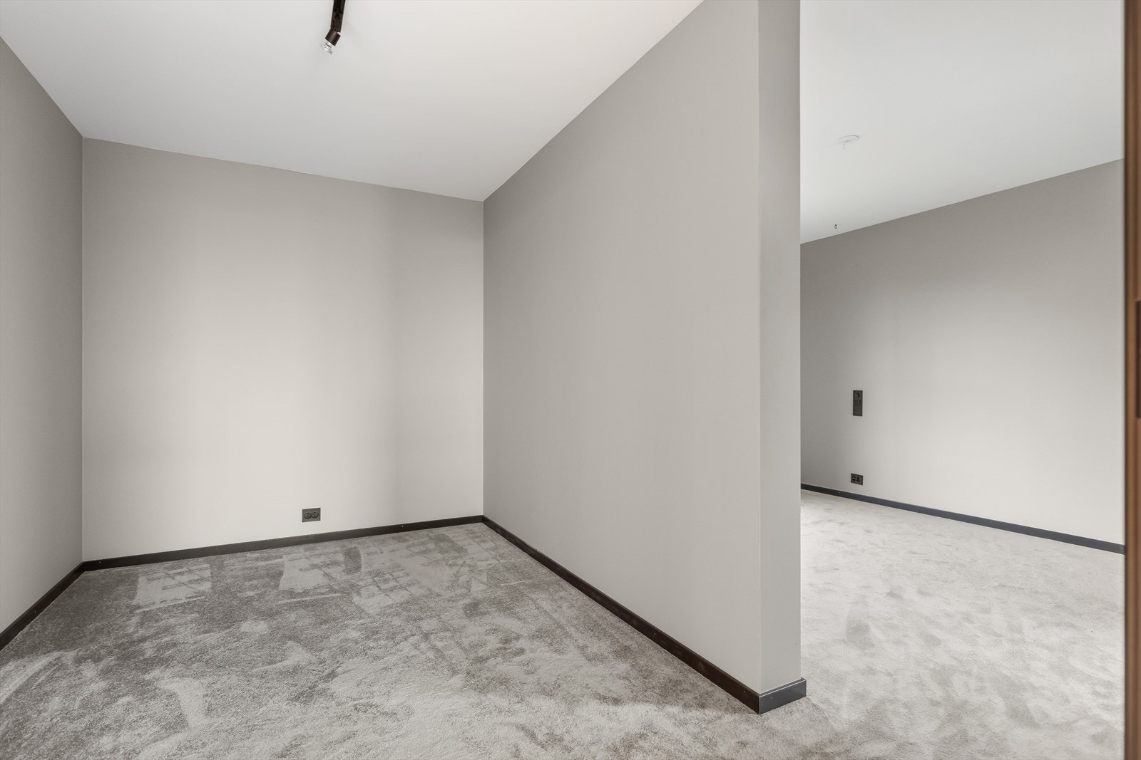 Mellom badet og soverommet er det laget plass for romslig garderobe. Galleribilde