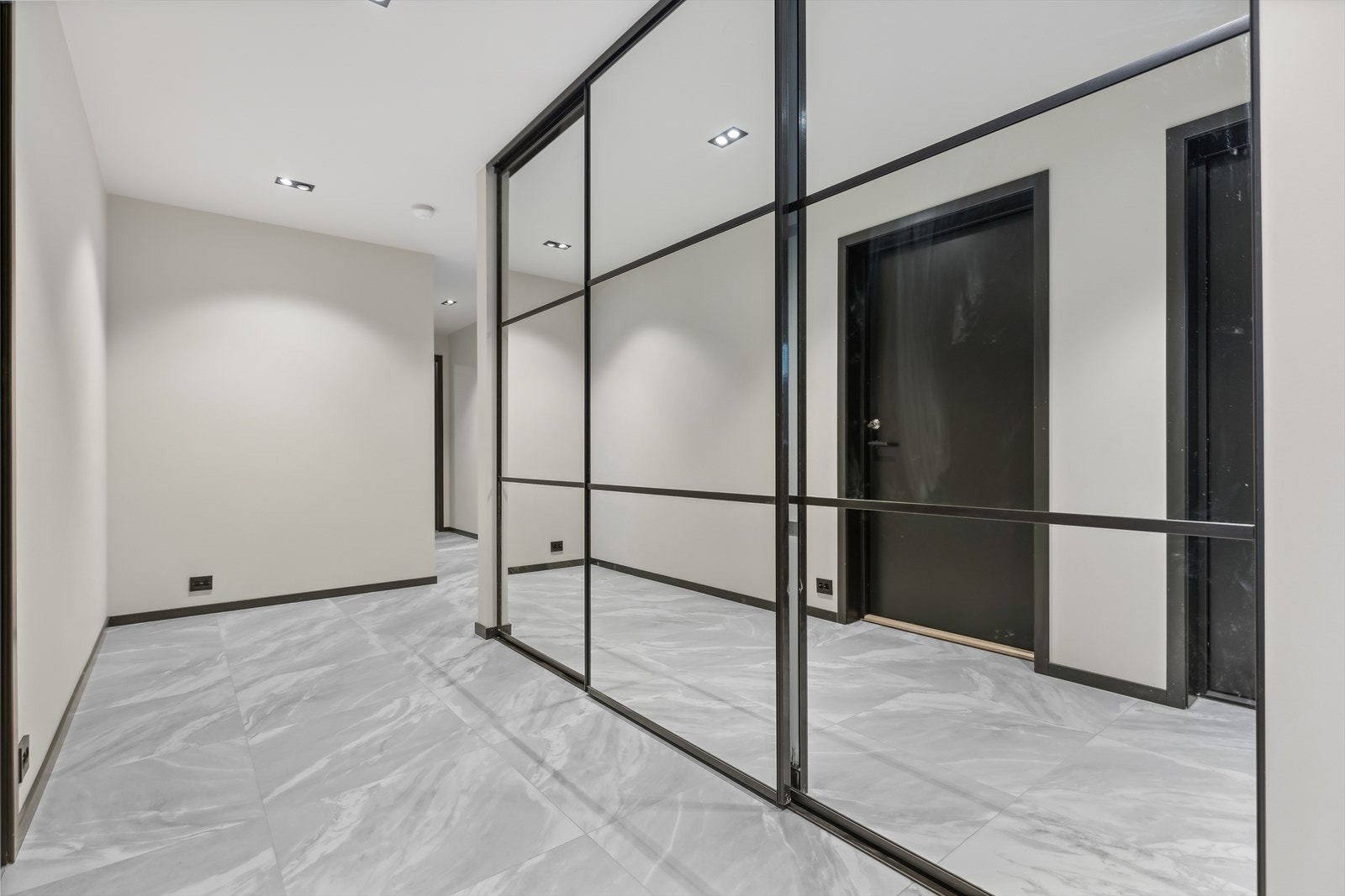 Videre ned i underetasjen er det gang med stor skyvedørsgarderobe, tre soverom, bad og vaskerom. Galleribilde