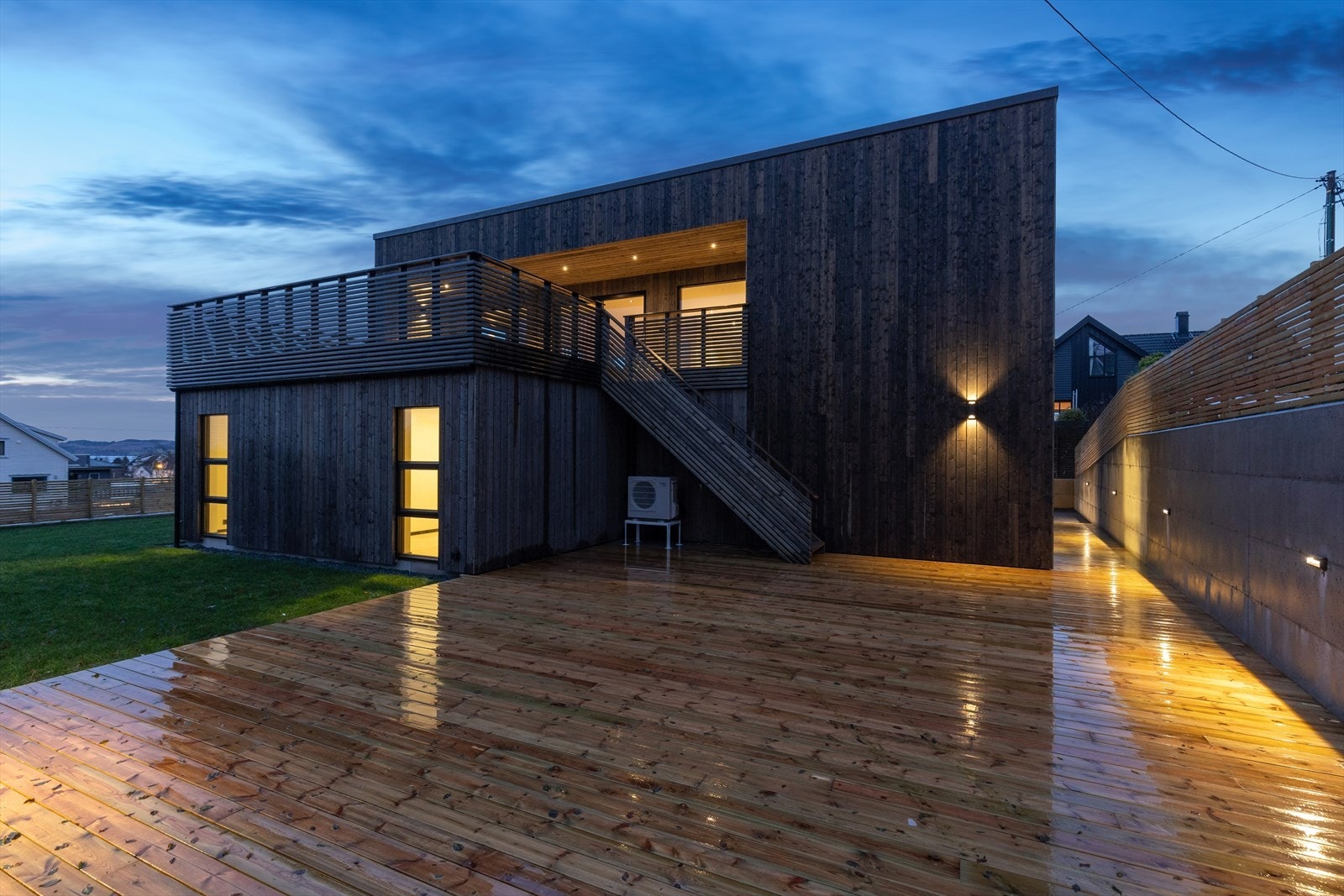 Tomten er ferdig opparbeidet med plen og terrasser - her kan man flytte rett inn! Galleribilde