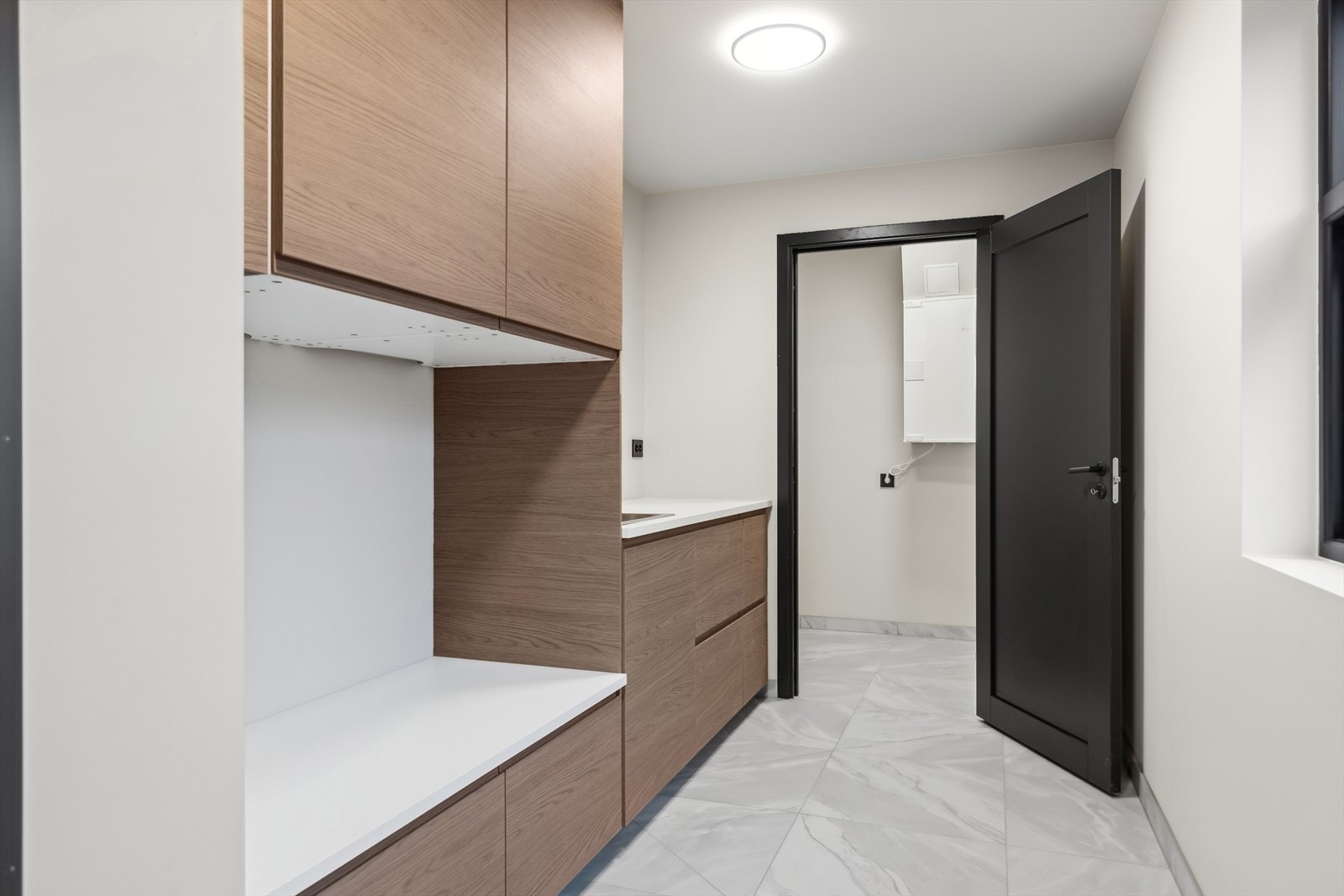 Ved inngangspartiet er det vaskerom som har egen inngang. Meget praktisk i hverdagen når man kommer hjem fra tur eller barnehage og kan henge fra seg på vaskerommet. Galleribilde