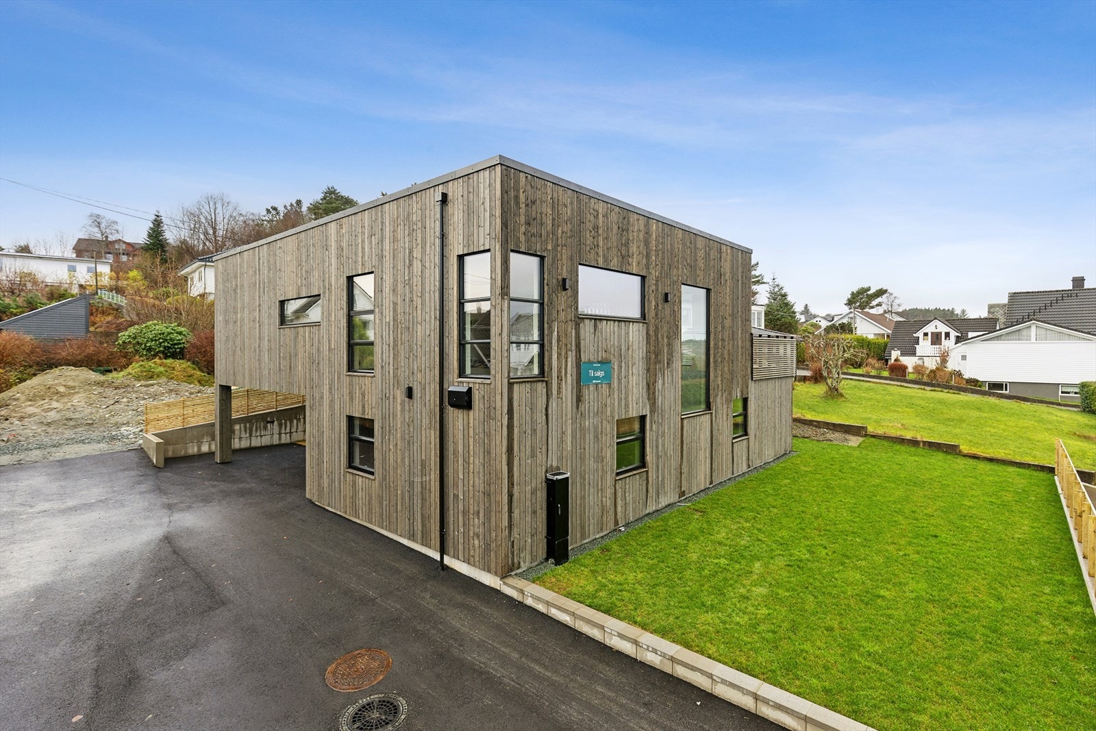 Dette er en delikat enebolig fra 2024 hvor alt er gjennomtenkt til detaljnivå. Galleribilde