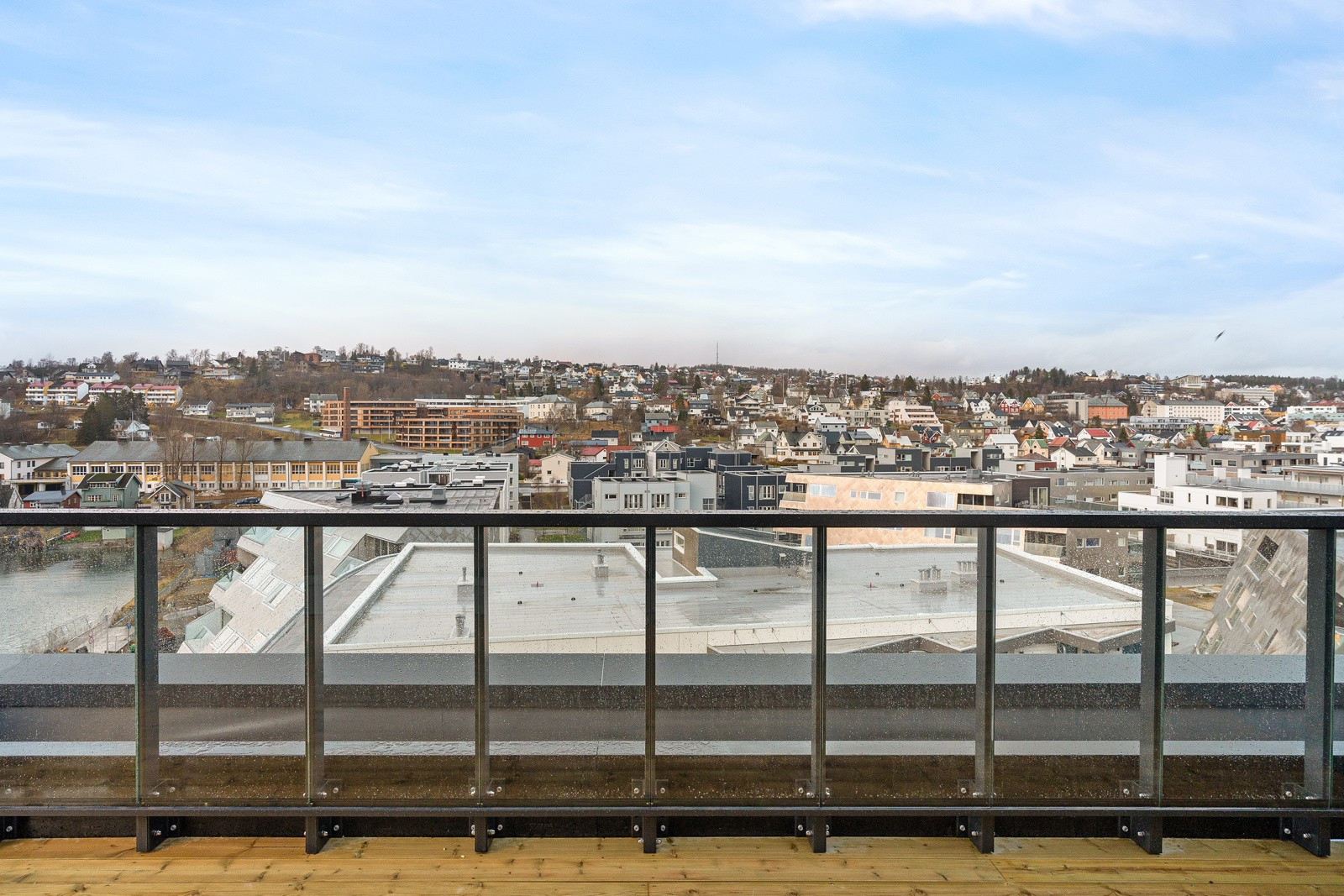 Vestvendt terrasse med ettermiddag og kveldssol.