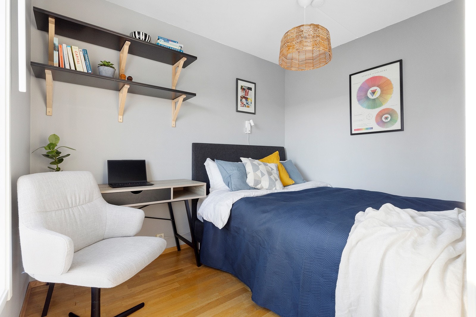 Soverommet har adkomst fra stuen og har god størrelse. Her får du plass til garderobeskap, seng, og annet soveromsinteriør. Soverommet vender ut mot stille og rolige omgivelser Galleribilde