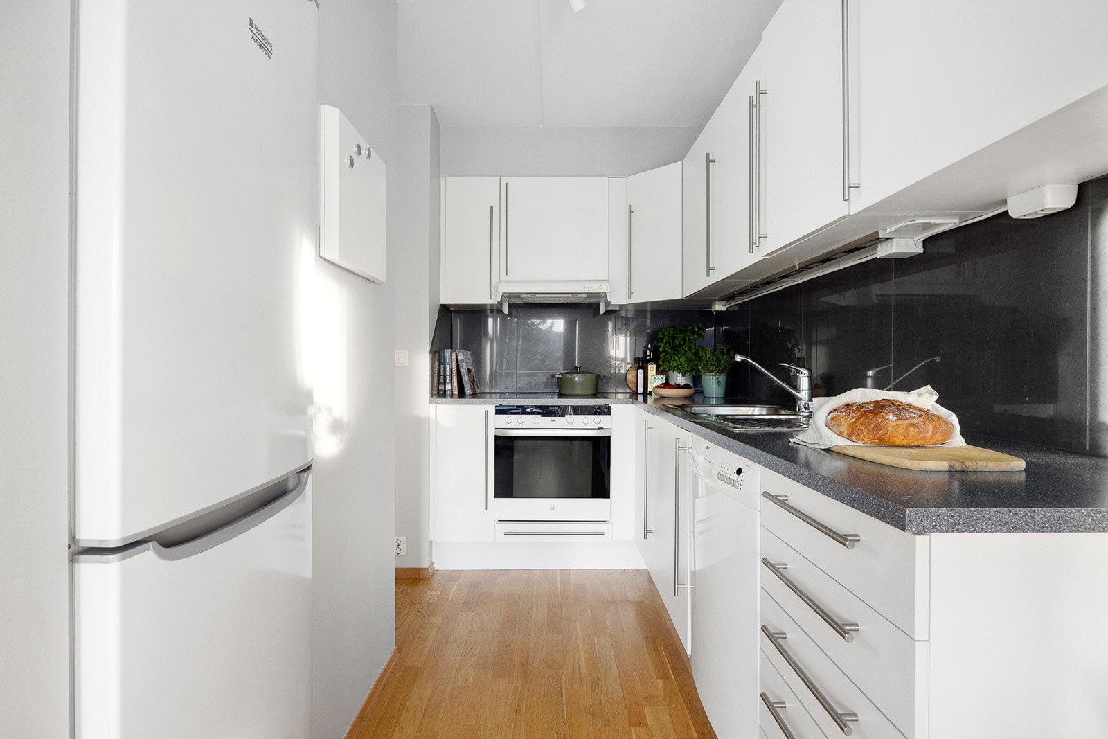 Pent og innbydende kjøkken med åpen løsning mot stue. Kjøkkenet er fra 2006 og består av glatte folierte fronter i lyse fargetoner som står i fin stil med resten av leiligheten. Benkeplaten er i laminat utførelse. Galleribilde