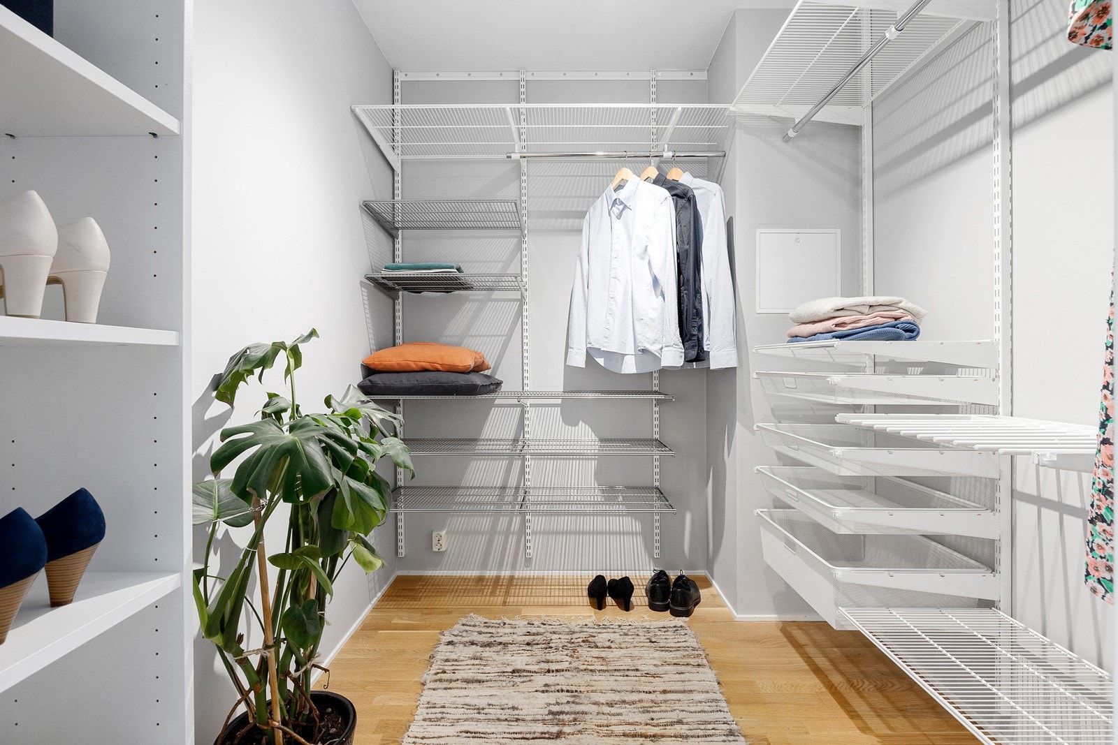 Fra stuen har du adkomst til et praktisk omkledningsrom/walk-in closet Galleribilde