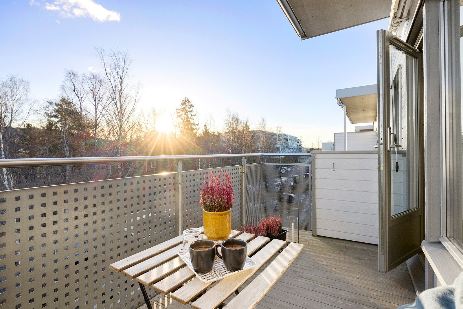 Fra stuen har du utgang til balkong på ca 6 m2 som vender ut mot flott natur og blå himmel Galleribilde