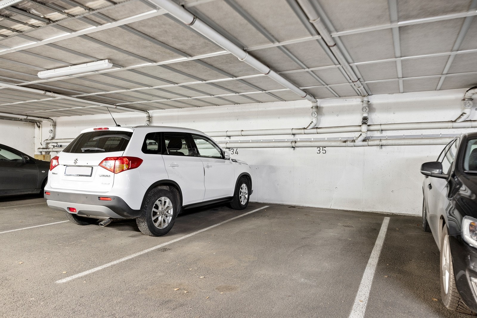 Det medfølger bruksrett til fast garasjeplass i felles garasjeanlegg (Plass nr 35). Det er etablert infrastruktur for el-billading i garasjeanlegget. Det er tilrettelagt for at beboere i borettslaget kan kjøpe og installere ladeboks. Galleribilde