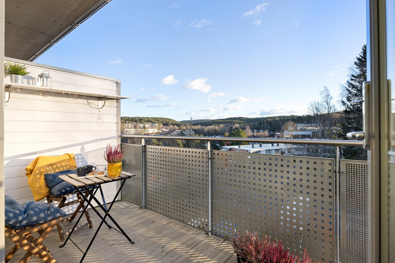 Balkongen har utebelysning, utvendig stikkontakt og markise Galleribilde