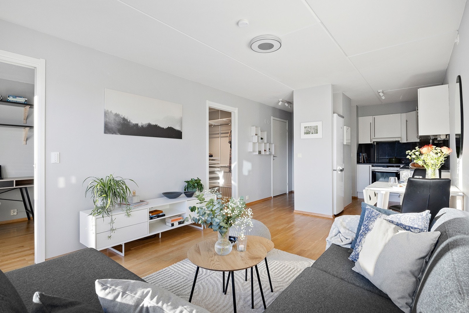 Lys og luftig stue med med god plass til sofagruppe, spisebord samt øvrig møblement. Stuen inviterer til hygge og kos, her får du lyst til å tilbringe kvalitetstid. Lys atmosfære med store vindusflater som slipper inn naturlig lys til hele rommet. Galleribilde