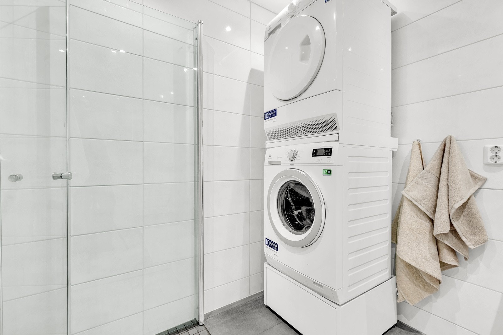 Det er opplegg for vaskemaskin og tørketrommel på badet. Mekanisk avtrekk. Galleribilde