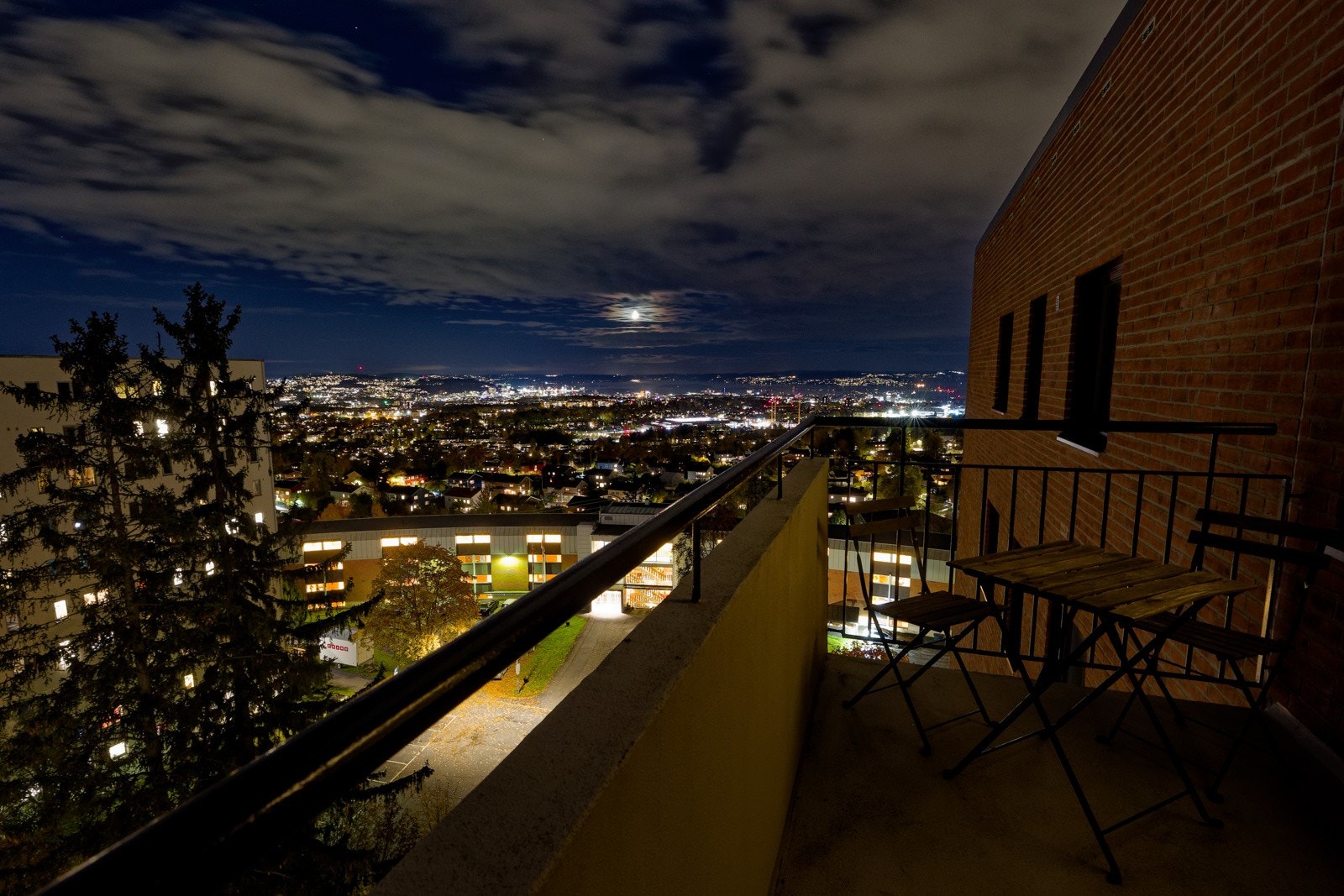 Månelys på balkongen. Galleribilde