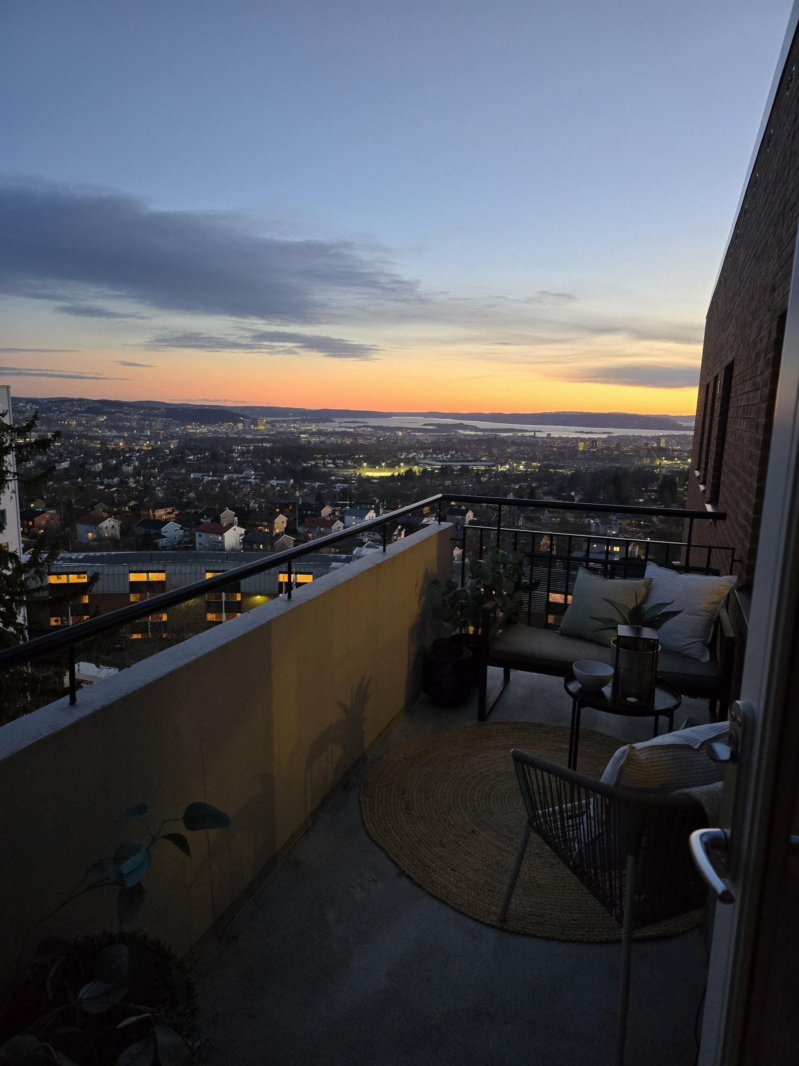 Utsikt balkong, solnedgang. Galleribilde