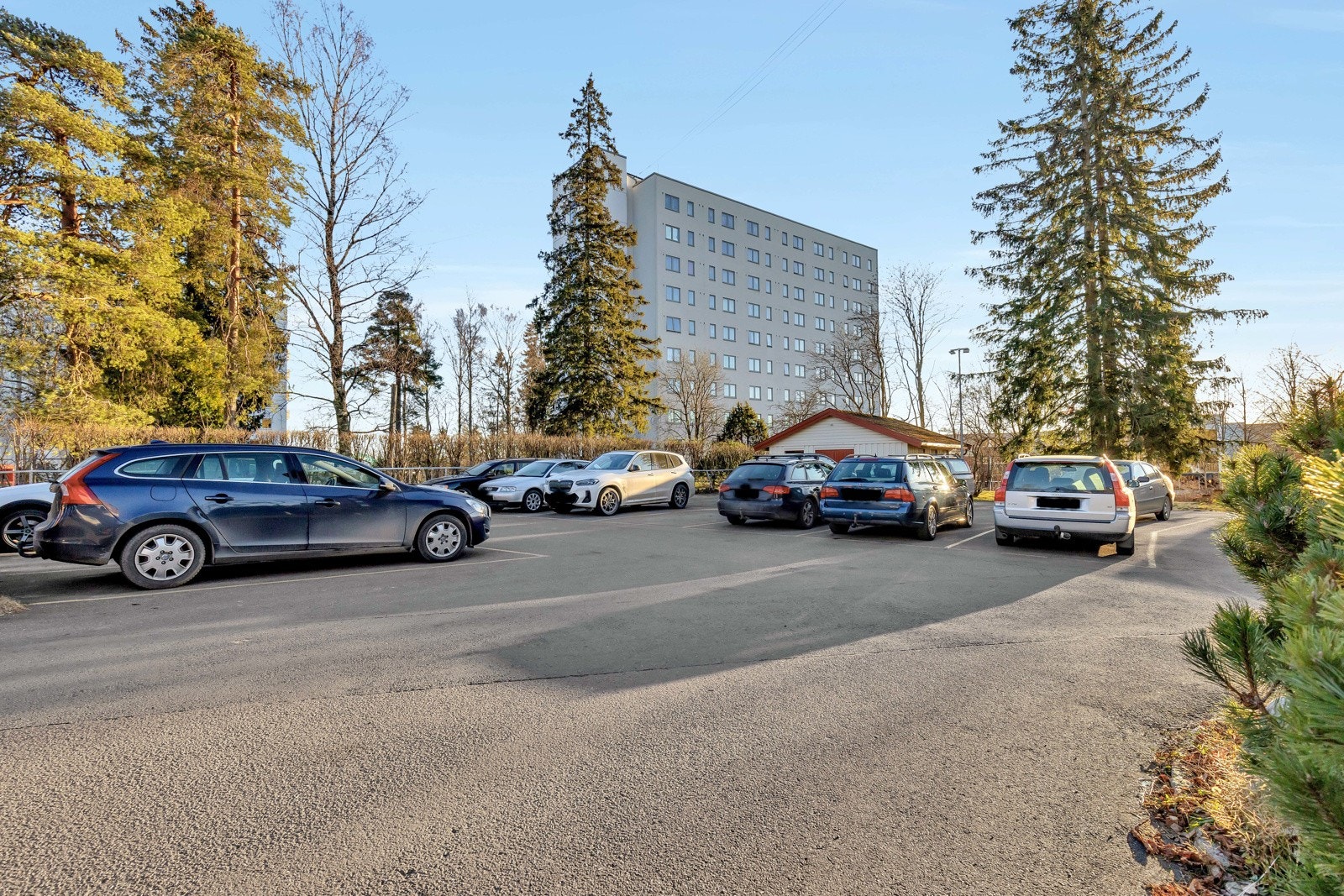 Borettslaget har 19 parkeringsplasser og 4 ladeplasser til borettslagets beboere med "førstemann til mølla" prinsippet. De som vil bruke borettslagets 4 elbil-ladere må kjøpe en chip og betaler for strømmen de selv bruker. Galleribilde