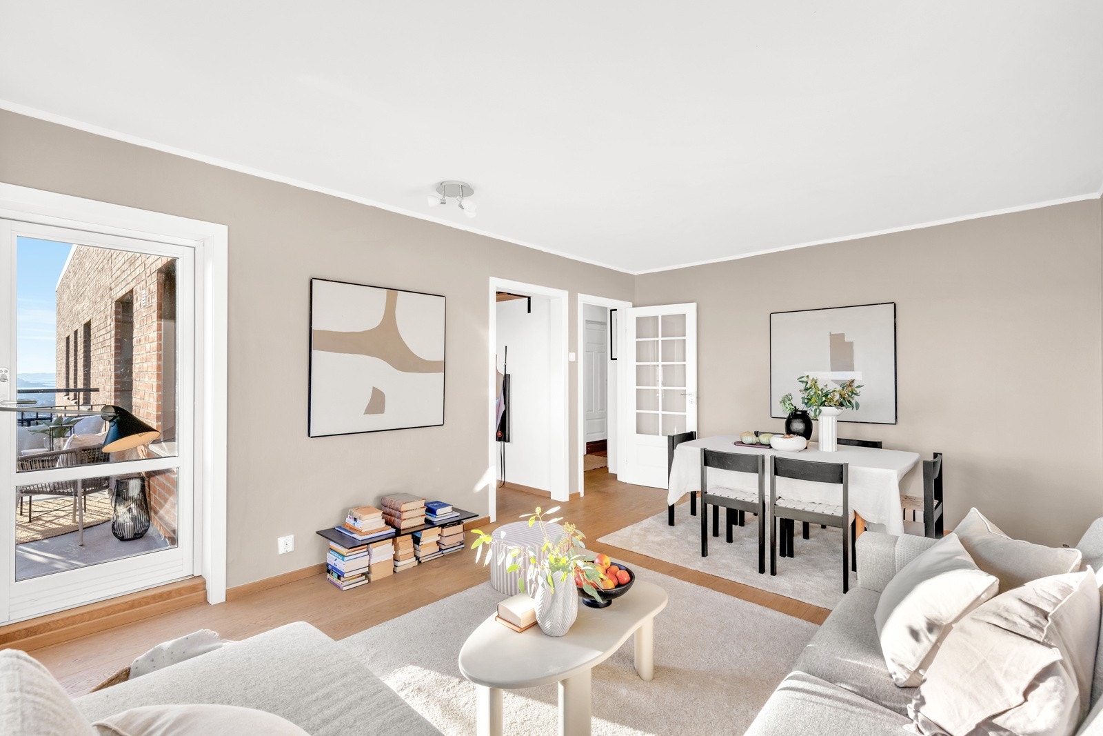 Velkommen til Folke Bernadottes vei 32 - en nydelig toppleilighet med stor balkong og magisk utsikt! Galleribilde