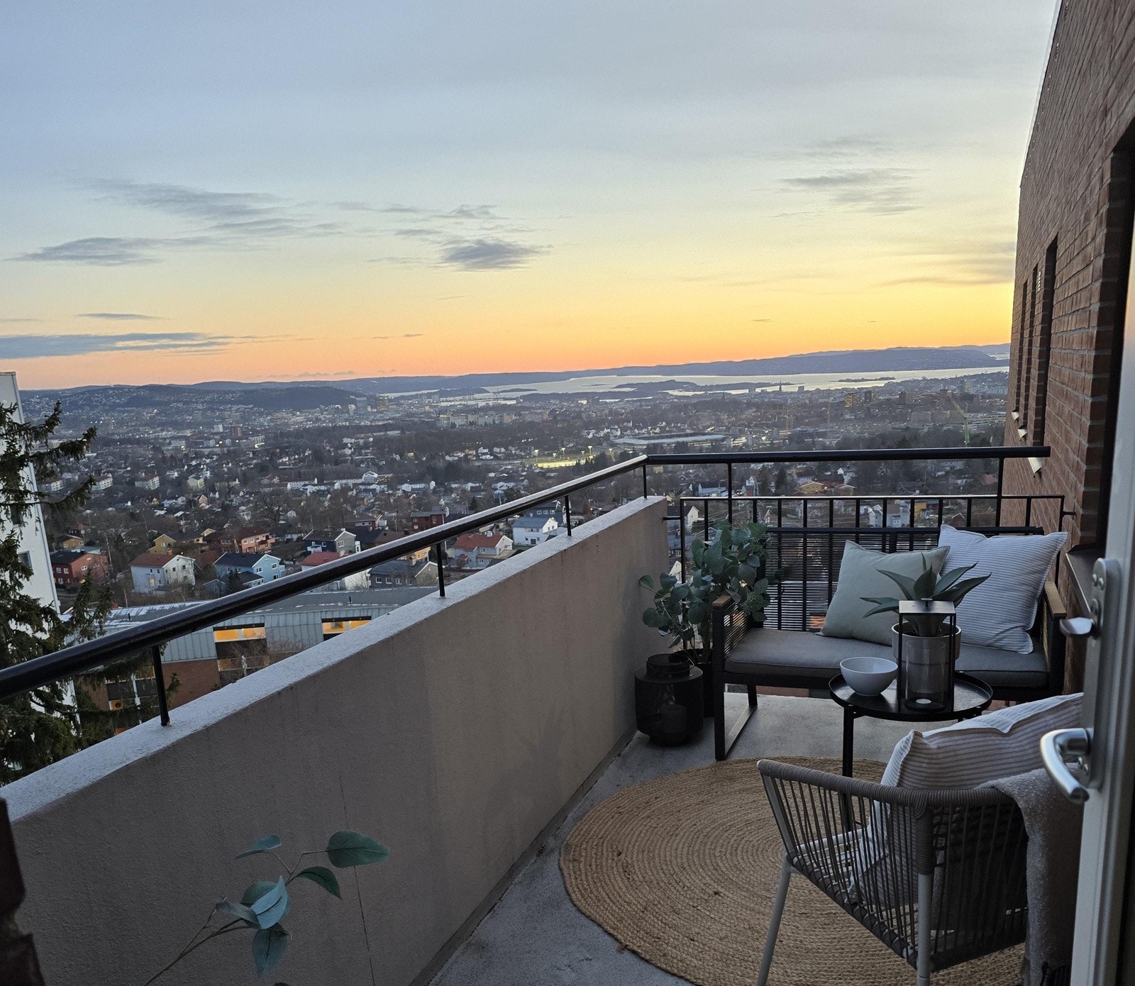 Balkongen har utsikt fra Grefsenkollen til Bygdøy - Oslo by og Oslofjorden. Den er 6,2 kvm og har god plass til både sittegruppe og grill. Galleribilde