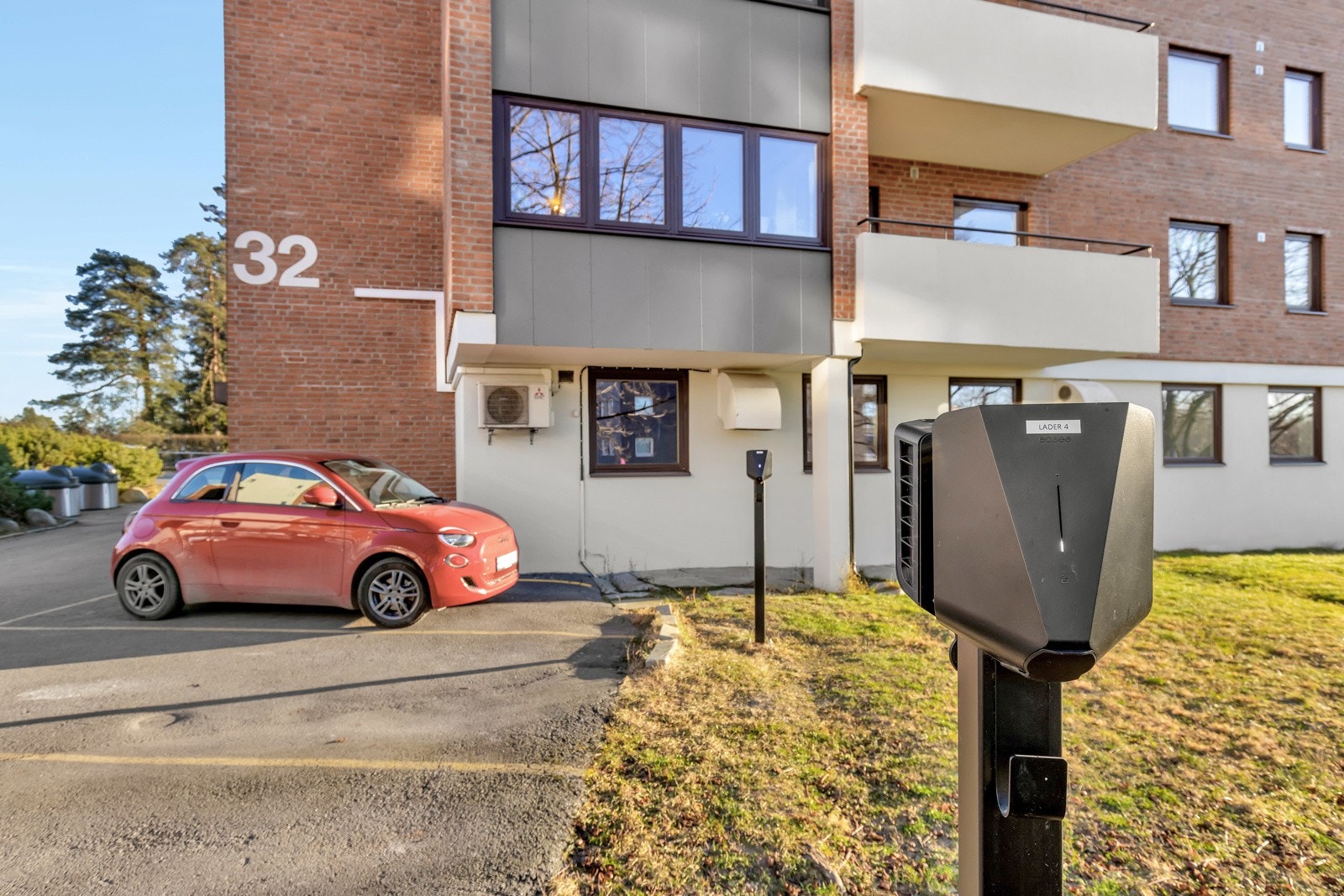 Borettslaget har 4 elbil-ladere hvor man kjøper en chip og betaler for strømmen man selv bruker. Forøvrig gratis gateparkering i området. Galleribilde