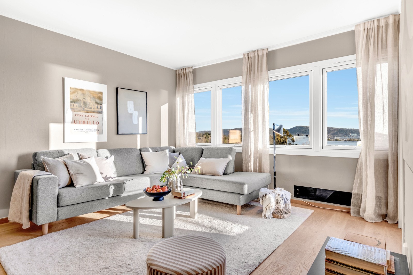 Boligen er malt i delikate farger og har enstavs eikeparkett på gulv. Stuen er nymalt i fargen "Sand" Galleribilde