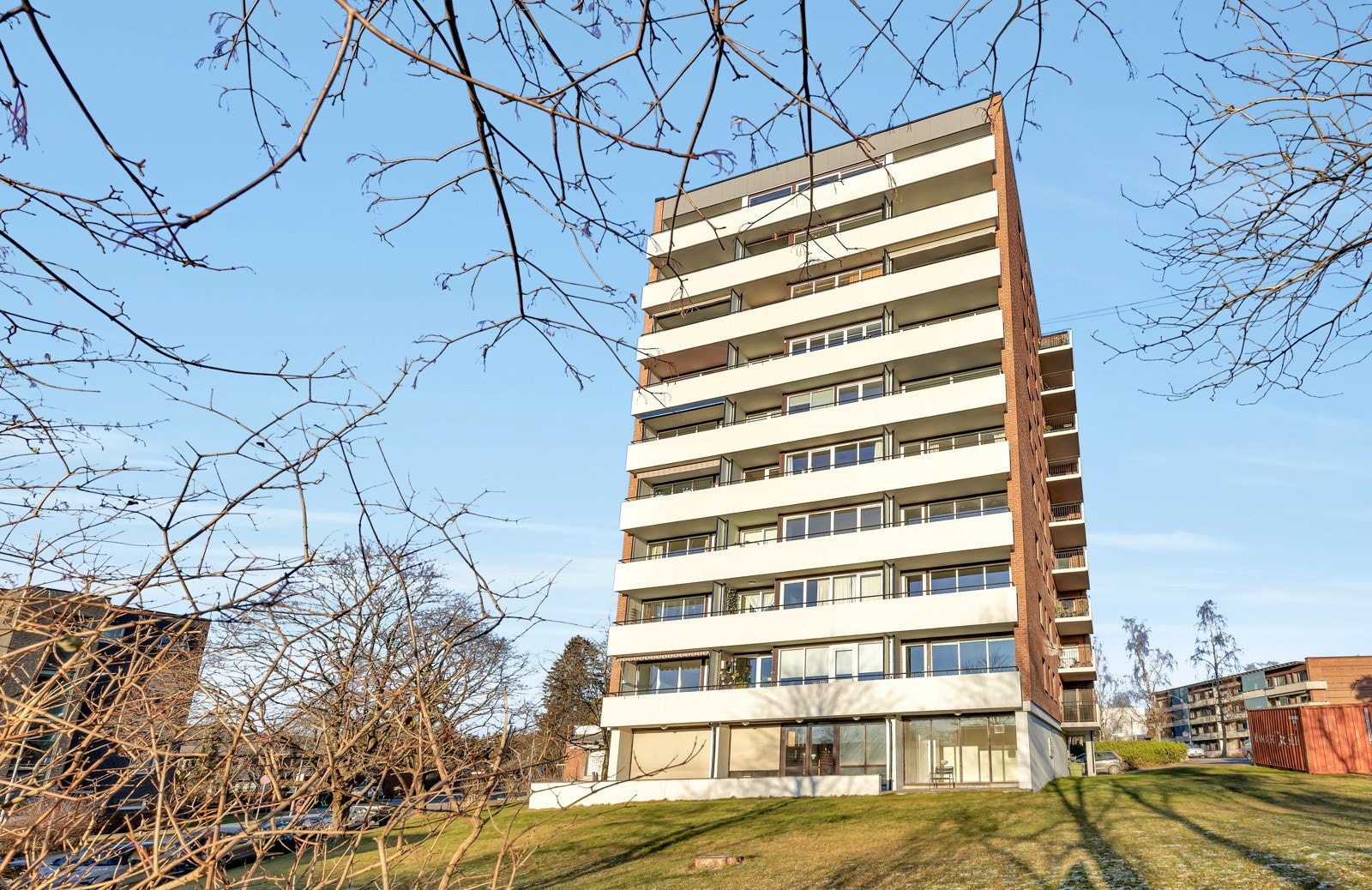 Advokatenes borettslag består av en blokk med 43 andelsleiligheter. Velholdt med oppussede fasader, balkonger, yttertak, soilrør, m.m. Galleribilde