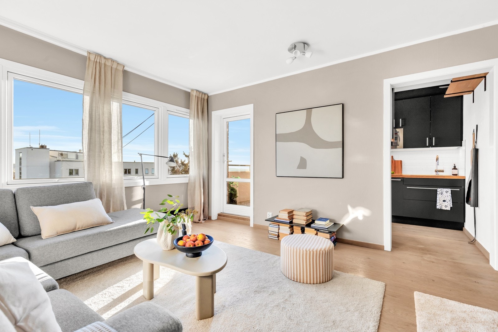 Romslig og lys stue med god plass til en stor salong og spisegruppe. Her kan man nyte den en fabelaktig og vidstrakt utsikt! Galleribilde