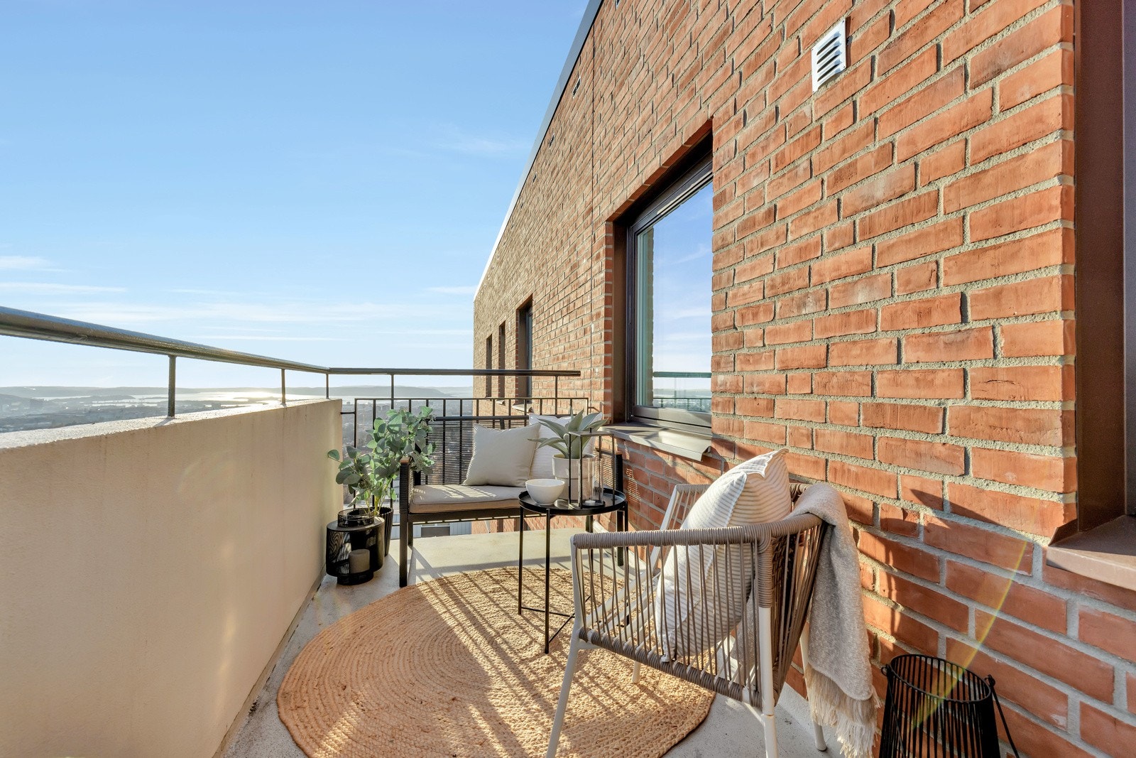 Balkongen har plass til sittegruppe og grill. Galleribilde