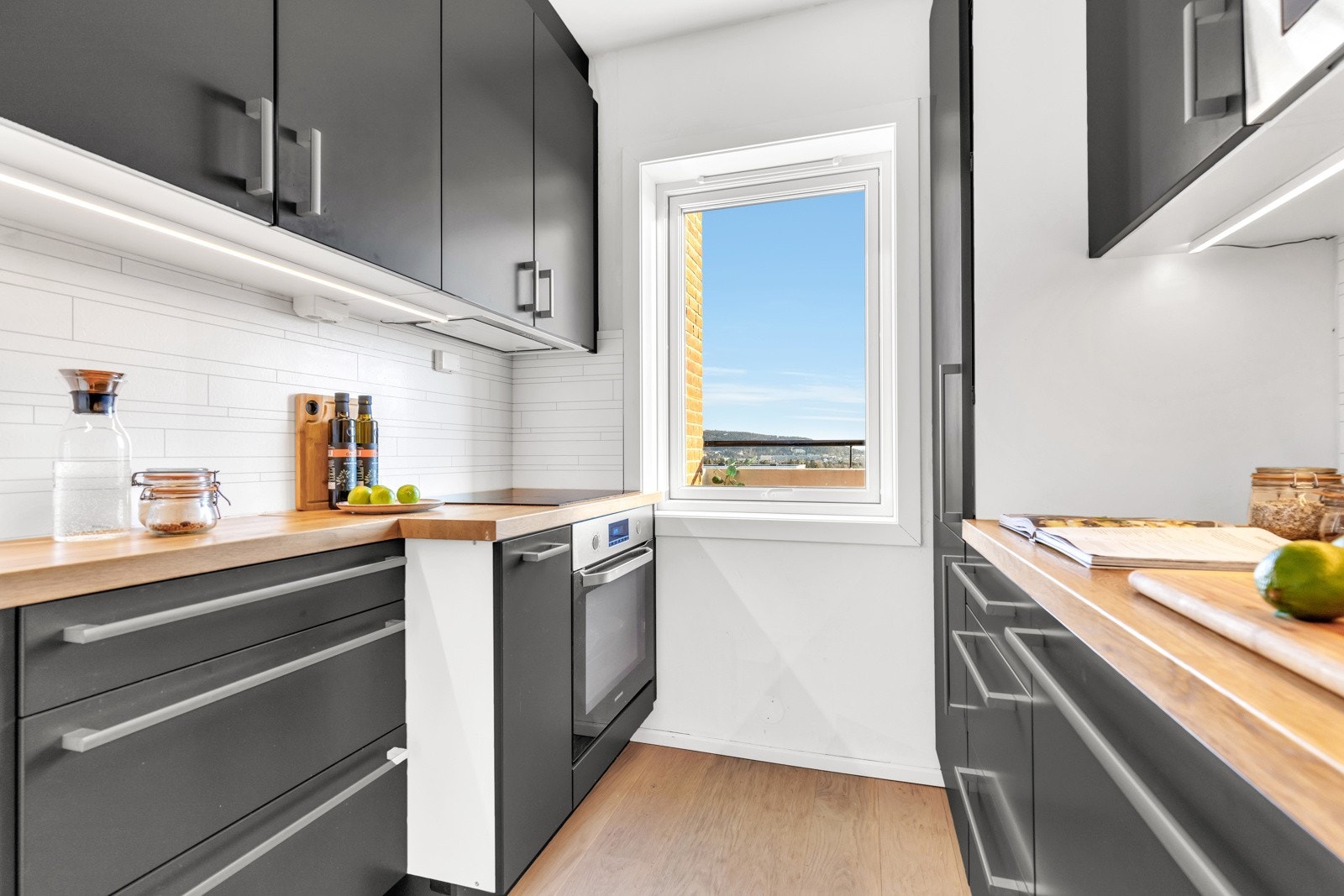 Lekker kjøkkeninnredning fra Epoq (2017). Innredningen har glatte fronter, rikelig med skap- og benkeplass og benkeplate av heltre. Integrert i innredningen er kjøleskap/fryser, oppvaskmaskin, komfyr, platetopp og mikro. Galleribilde