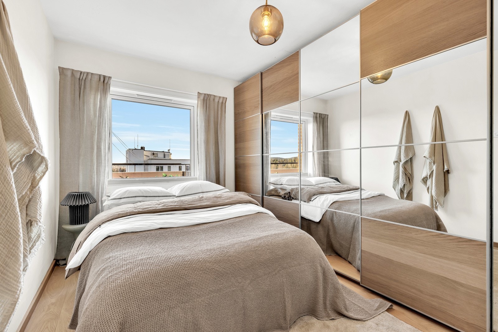 Soverommet har plass til dobbeltseng og det er god oppbevaringsplass i skyvedørsgarderoben som fyller den ene langveggen i rommet (bredde 3,75 meter). Praktisk innredningen i skapet fra Pax. Galleribilde