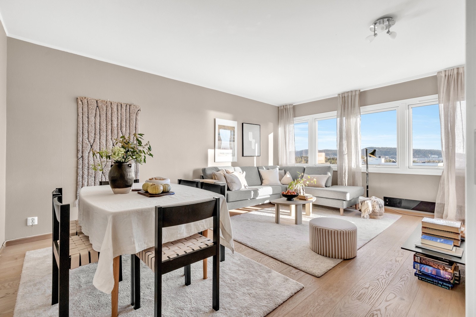 Boligen har nye vinduer fra 2021. Balkongdøren ble byttet i 2011. Galleribilde