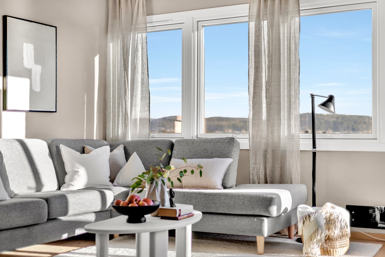 Herlige lysforhold og luftig takhøyde på 2,50 meter i leiligheten. Galleribilde