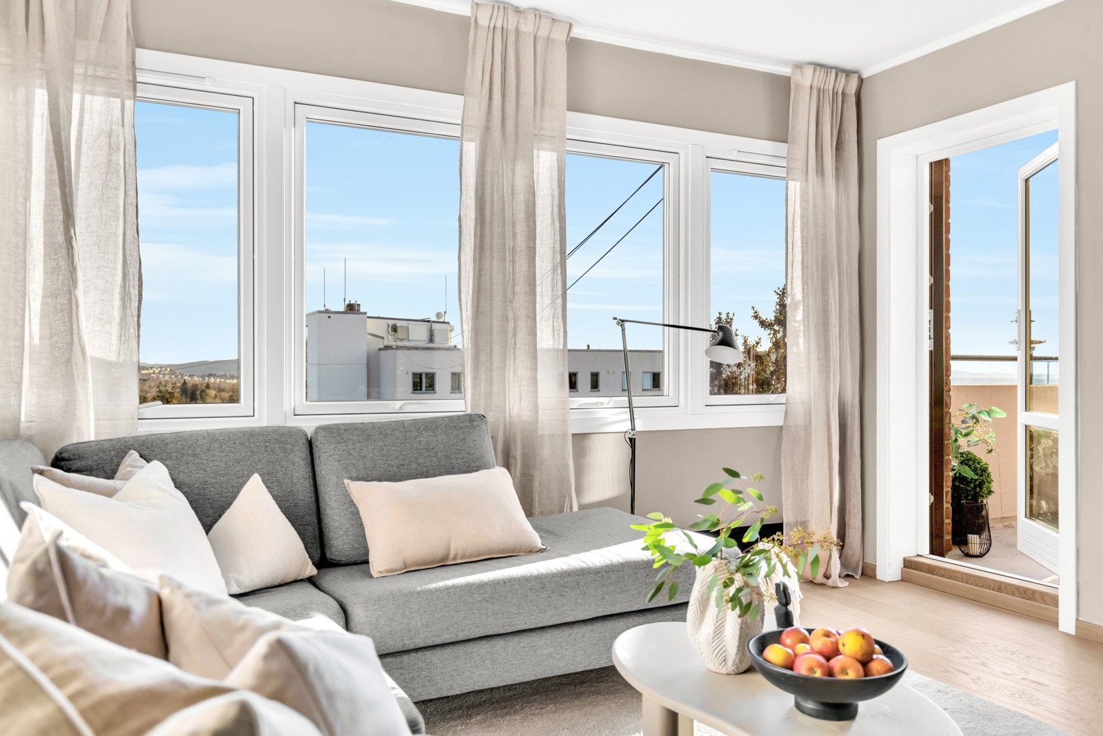 Utgang til balkong med vidstrakt utsikt, usjenert! Boligen er oppgradert med nytt kjøkken og bad i 2017, samt oppgradert elektrisk anlegg. Galleribilde