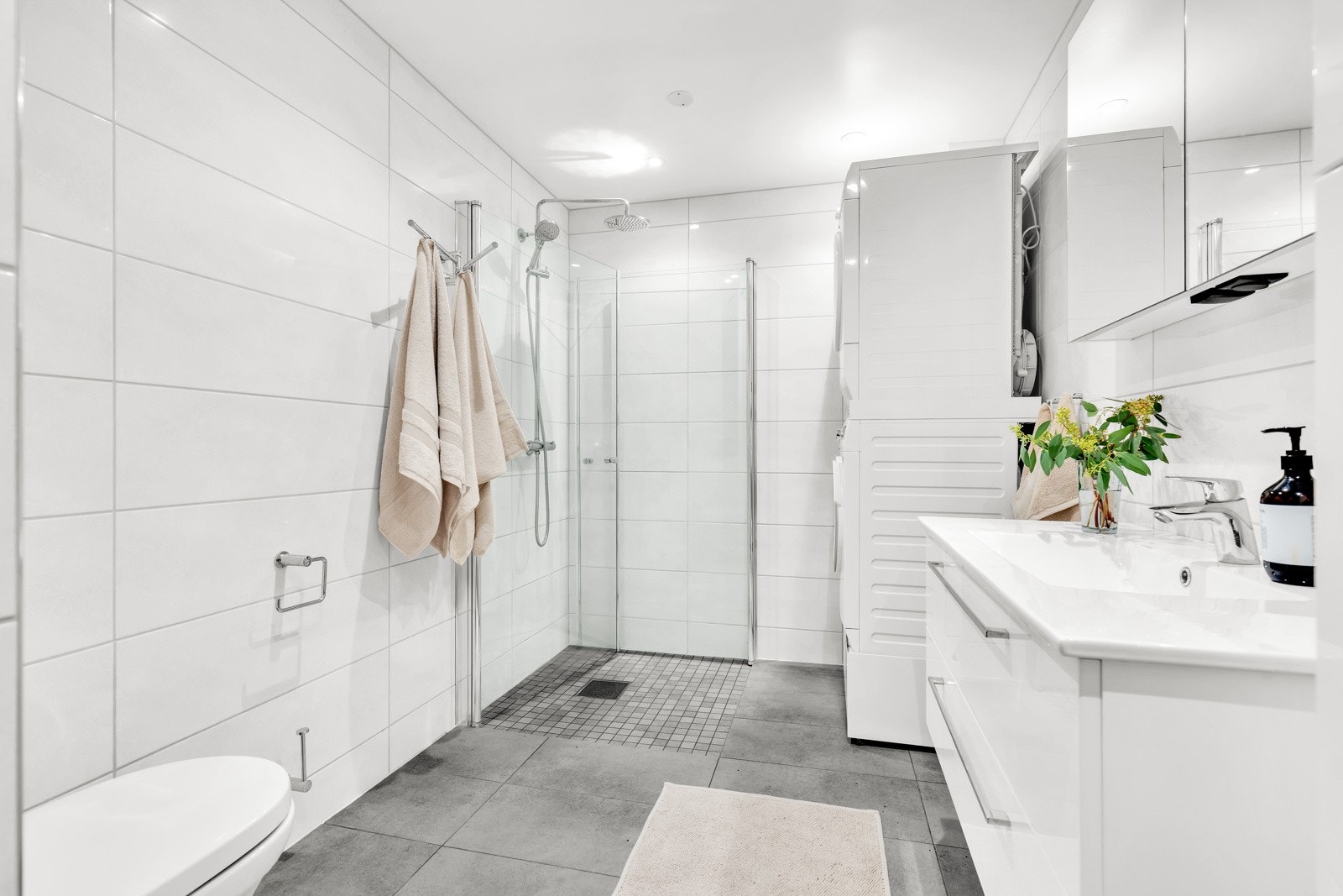 Delikat og romslig bad fra 2017. Flislagt og med varmekabler i gulv. Galleribilde