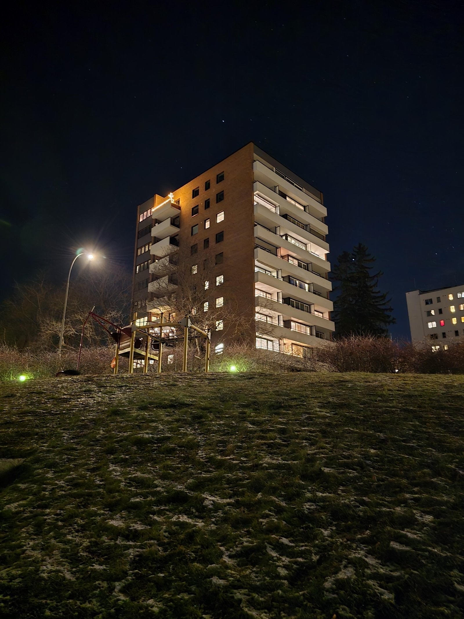 Folke Bernadottes vei by night. Galleribilde