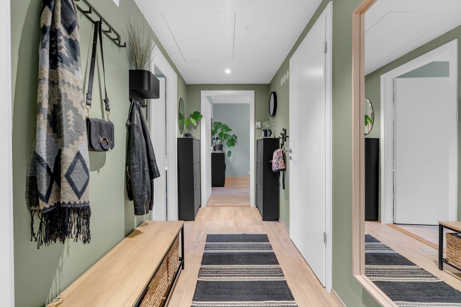 Her er det god plass til å henge fra seg ytterjakker og sko Galleribilde