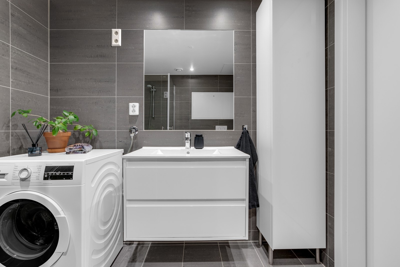 Badet er utstyrt med moderne servant og skap Galleribilde