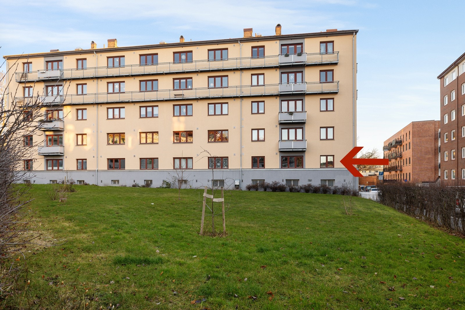 Hvis du ikke har fått det med deg enda: Selv om leiligheten ligger i 1. etasje, er det god avstand ned til bakkeplan. Her er det snakk om ca. 2,65 meter ned til hagen. Galleribilde