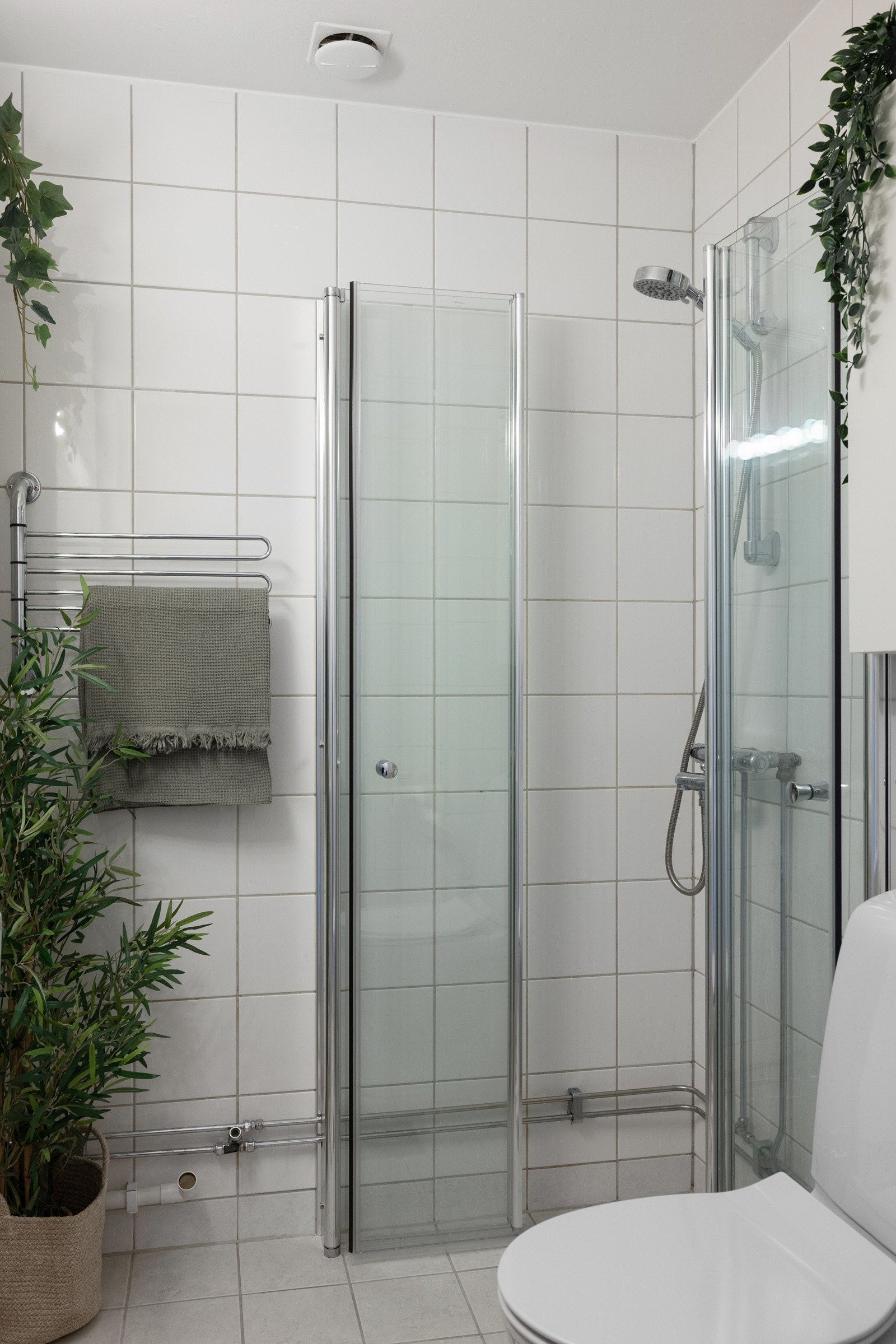 Dusjdørene kan foldes inn, hvilket bidrar til å spare gulvplass. Dette øker romfølelsen på badet. Galleribilde