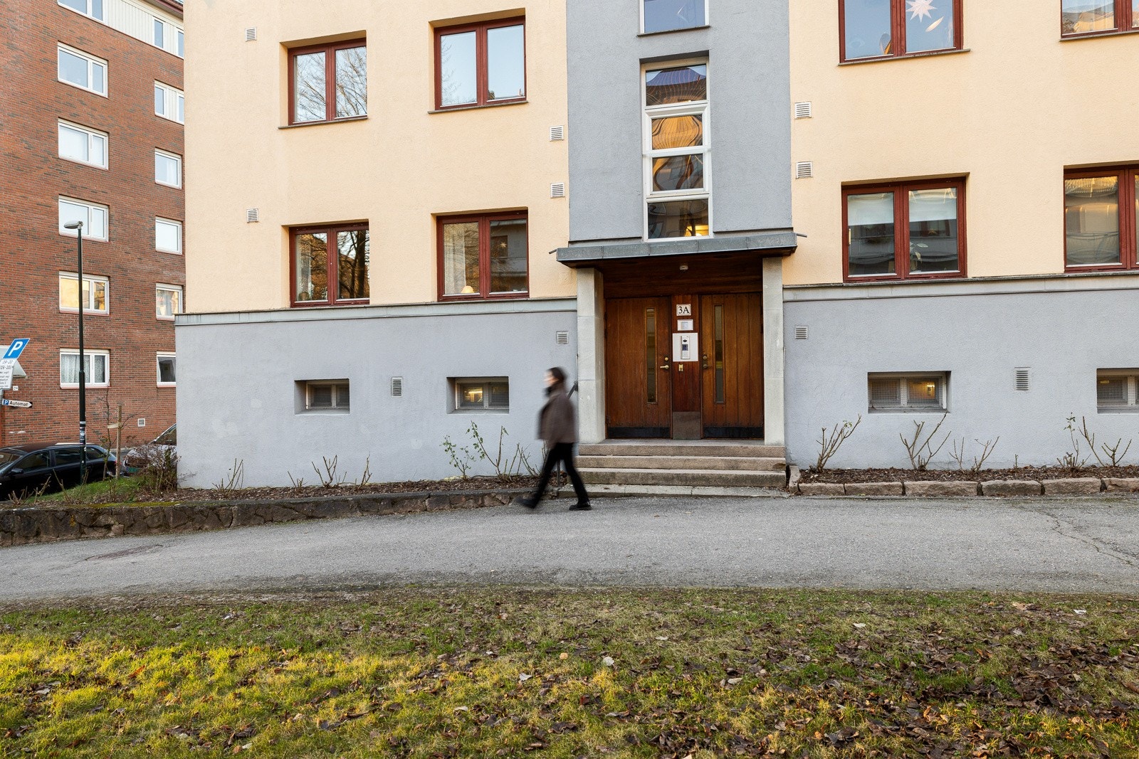Undertegnede er 163 cm høy, og snek seg med på bildet for å vise hvor høy etasjen er. Galleribilde