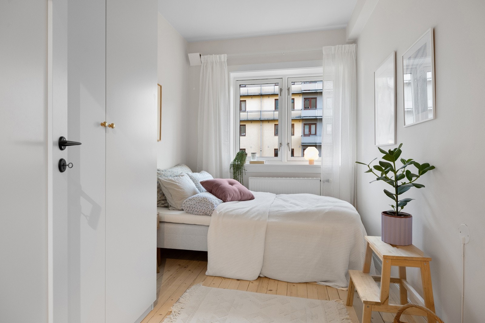 Soverom 2 - har har du medfølgende garderobeskap. Fint ekstrarom om du ønsker deg et hjemmekontor, gjesterom, eller kanskje vil leie det ut til en venn? Galleribilde